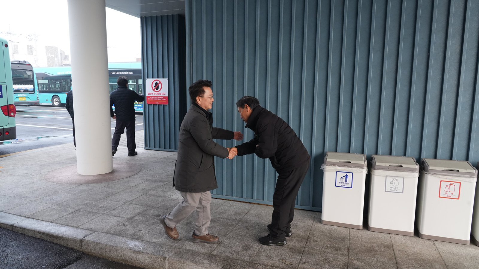 택시,버스 운수 종사자 방문. 춘천시 제공