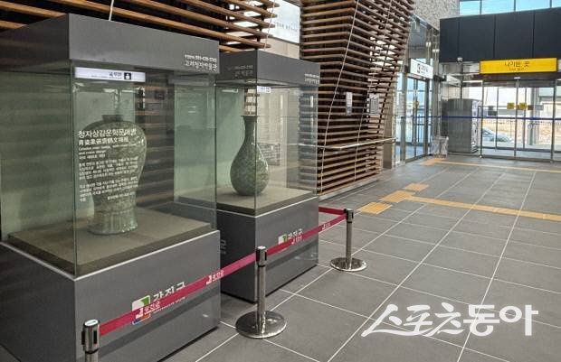 강진고려청자박물관이 강진역에서 특별한 부스를 마련해 상설 청자 를 전시 하고 있다. 사진제공│강진군