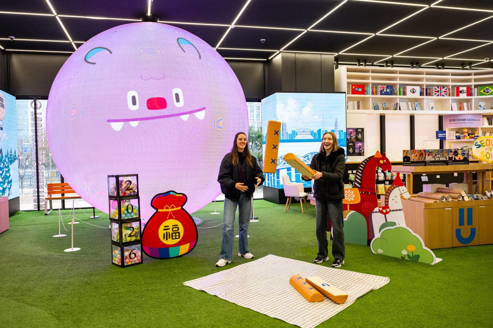 서울관광플라자에 조성된 설 명절 테마 포토존과 윷놀이 체험 프로그램