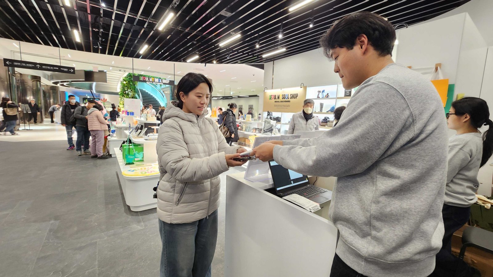 방한 중국인 관광객이 서울굿즈를 구매하고 있다