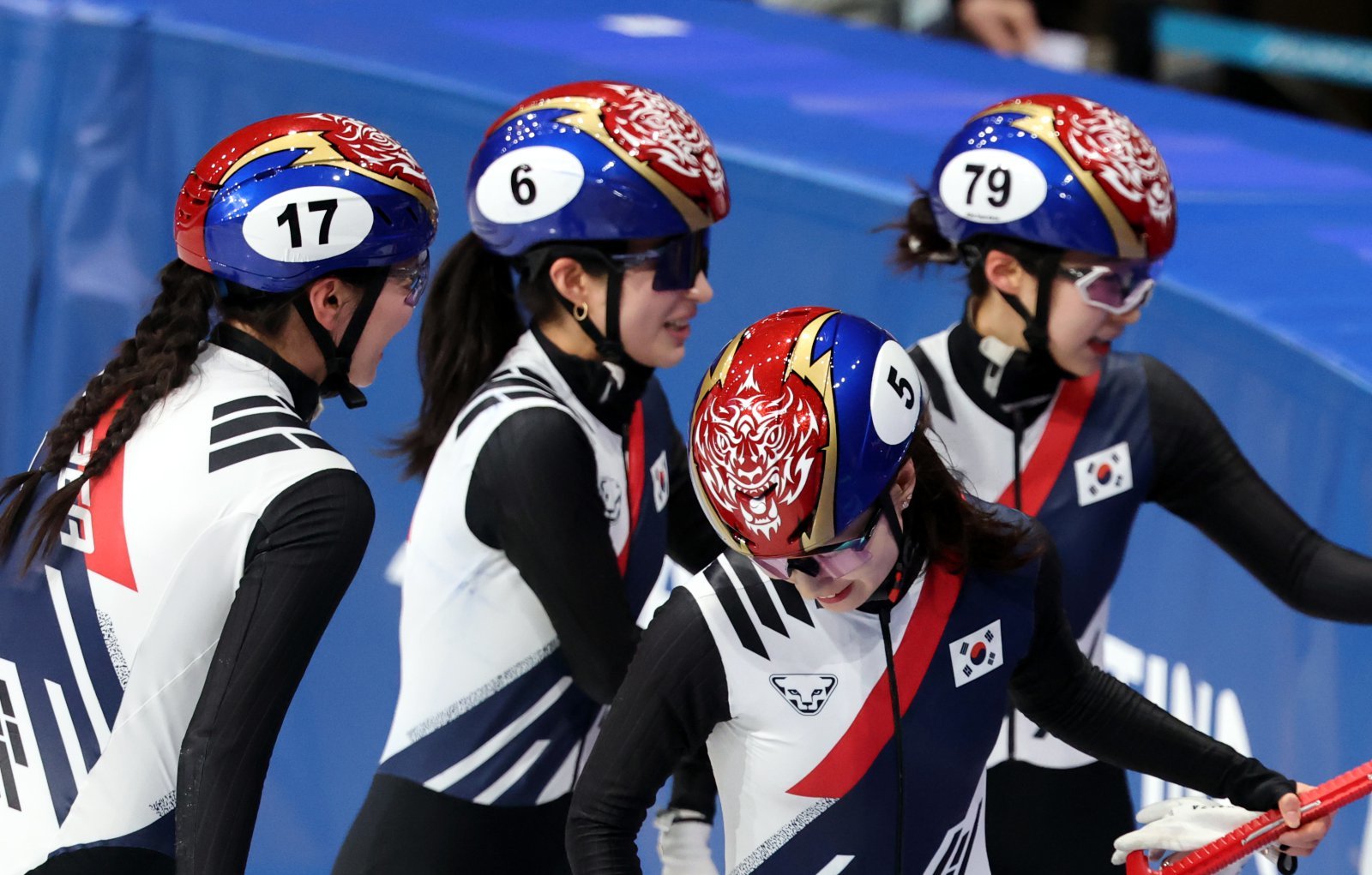 여자쇼트트랙대표팀 심석희, 김길리, 최민정, 이소연(왼쪽부터)이 15일(한국시간) 밀라노 아이스스케이팅 아레나에서 열린 쇼트트랙 여자 3000m 계주 준결선에서 1위를 차지해 결선행을 확정한 뒤 기뻐하고 있다. 밀라노ㅣ뉴시스