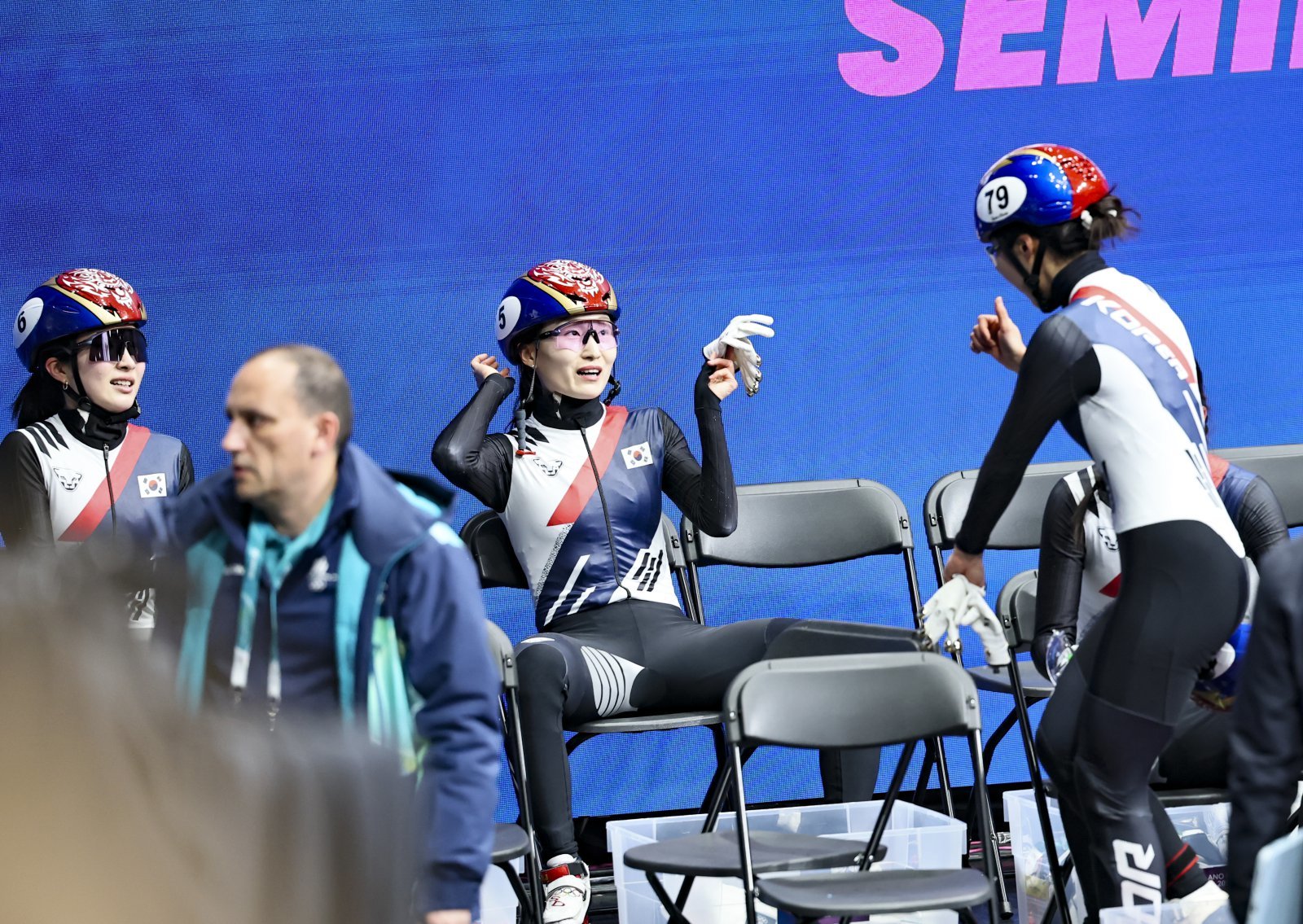 여자쇼트트랙대표팀 노도희(오른쪽)가 15일(한국시간) 밀라노 아이스스케이팅 아레나에서 열린 쇼트트랙 여자 3000m 계주 준결선에서 1위를 차지해 결선행을 확정한 최민정과 대화를 나누고 있다. 밀라노ㅣ뉴시스