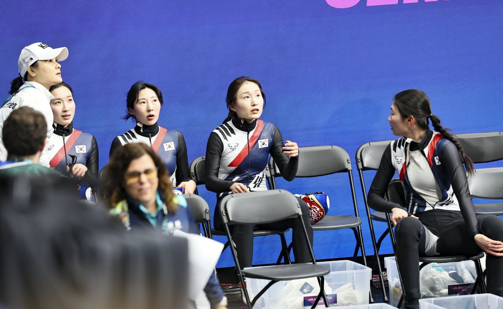 여자쇼트트랙대표팀 김민정 코치, 김길리, 이소연, 최민정, 심석희가 15일(한국시간) 밀라노 아이스스케이팅 아레나에서 열린 쇼트트랙 여자 3000m 계주 준결선에서 1위를 차지해 결선행을 확정한 뒤 대화를 나누고 있다. 밀라노ㅣ뉴시스