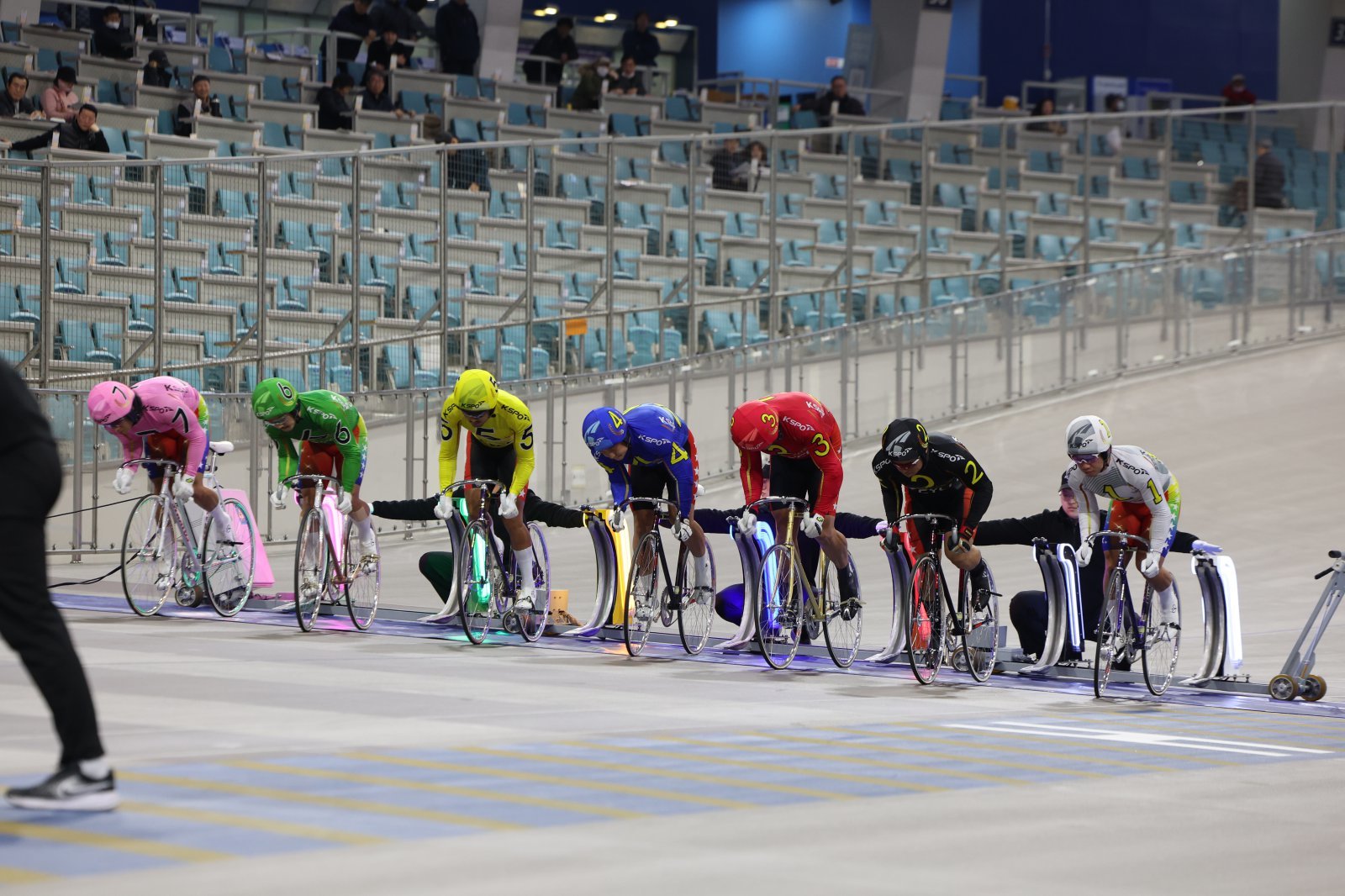 스피드온배 대상경륜 특선급 경기 출발 모습.