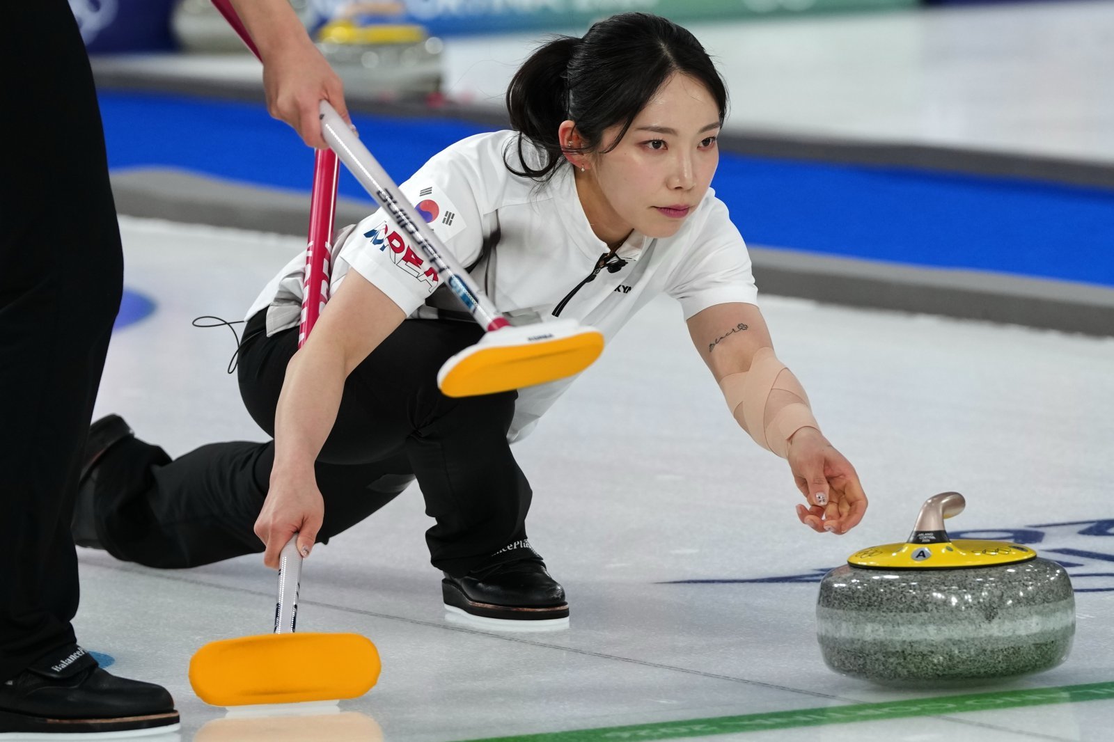 여자컬링대표팀 김수지가 15일(한국시간) 코르티나 컬링 스타디움에서 열린 일본과 5차전서 샷을 시도하고 있다. 코르티나ㅣAP뉴시스