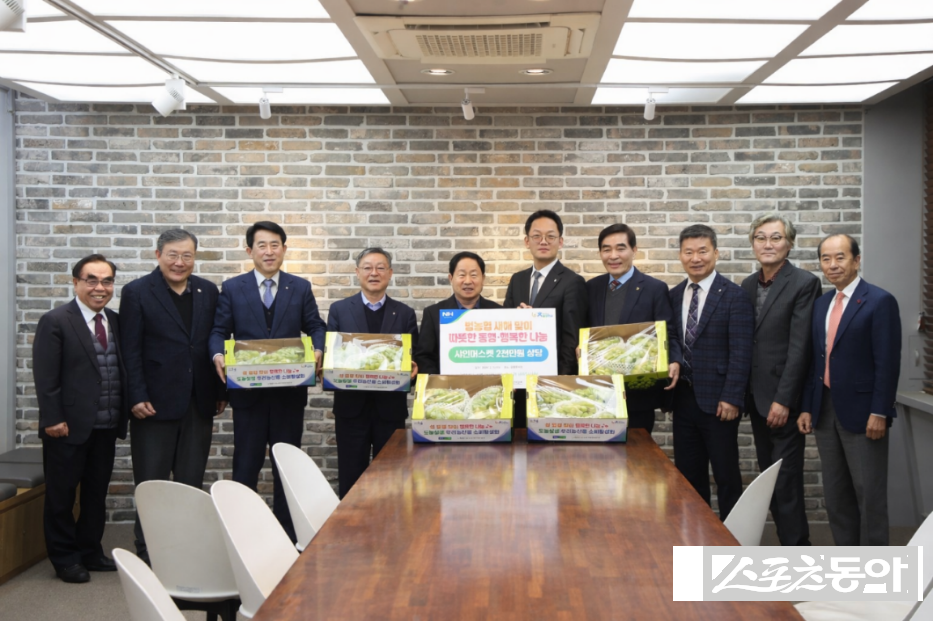 지난 11일 남양주시에서 열린 ‘범농협 새해맞이 따뜻한 동행·행복한 나눔 행사’에서 NH농협 남양주시지부와 지역 농협이 시에 샤인머스캣을 전달하고 있다(왼쪽부터 세번째 부터최용구 진접농협 조합장, 김우겸 미금농협 조합장, 주광덕 남양주시장, 임성우 남양주시지부장, 최상복 화도농협 조합장, 박만순 와부농협 조합장) 사진제공ㅣ농협 남양주시지부 