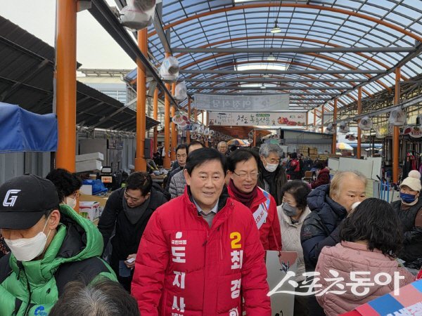 최경환 경북도지사 예비후보가 설 명절을 앞두고 청도  전통시장을 방문했다. 사진제공 ㅣ 최경환사무소