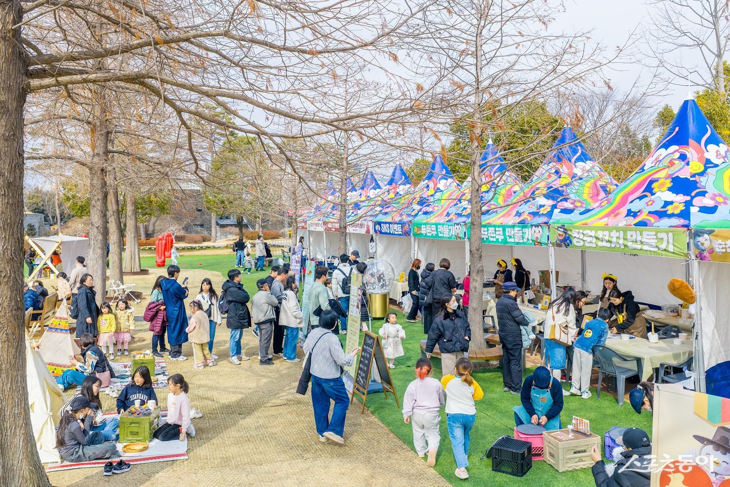 설 연휴를 맞아 순천만국가정원을 찾은 관람객들이 두쫀쿠 만들기와 정원꼬치 만들기 등 연휴 특별 프로그램을 즐기고 있다. 사진제공│순천시