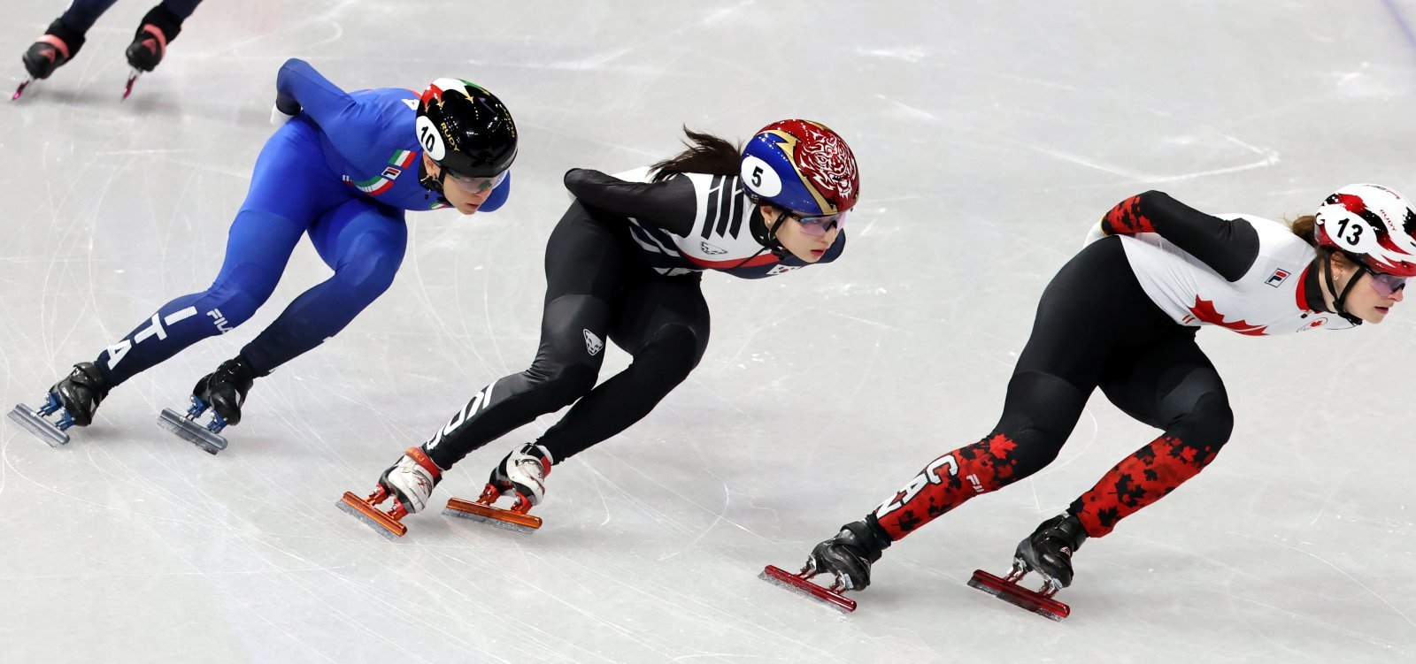 최민정(가운데)이 16일(한국시간) 밀라노 아이스스케이팅 아레나에서 열린 쇼트트랙 여자 1000m 준준결선에서 레이스를 펼치고 있다. 밀라노ㅣ뉴시스