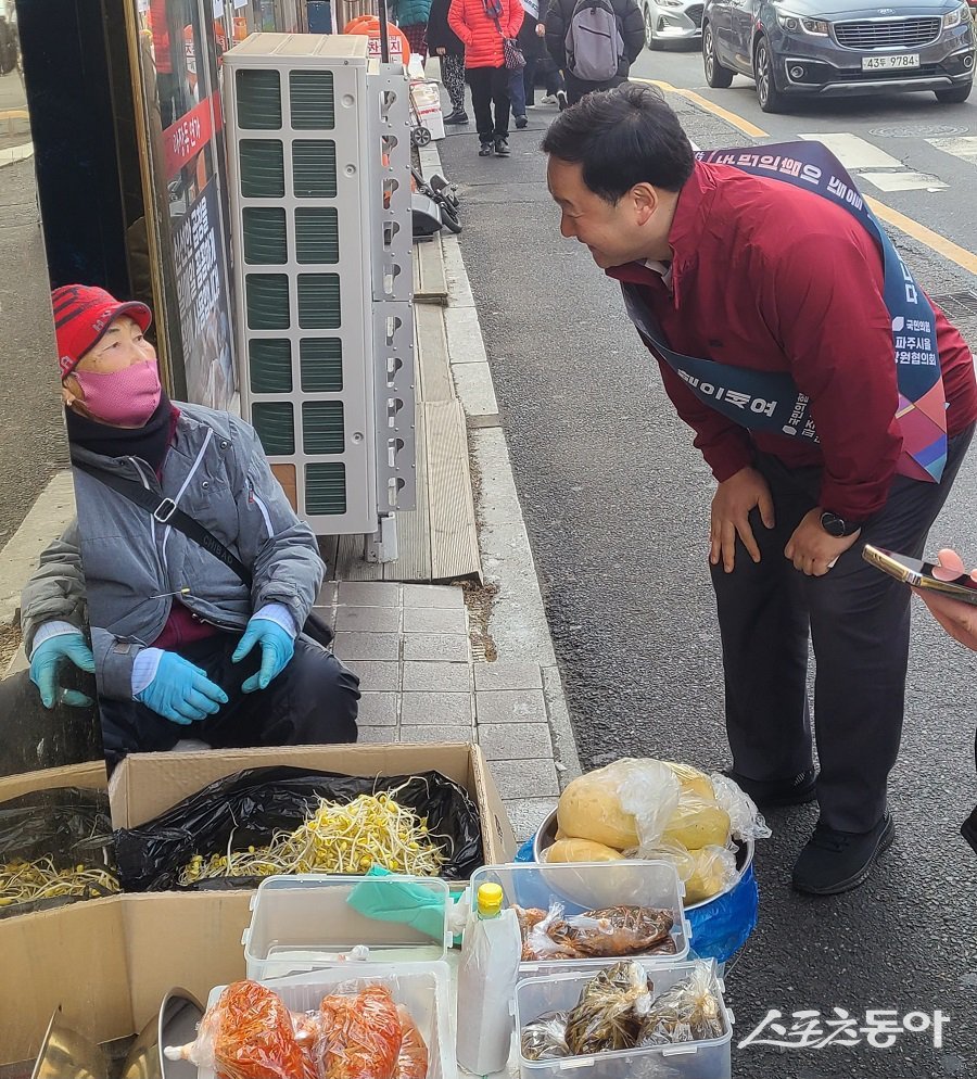 고 의원은 지난 14일 문산전통시장을 방문해 상인들과 간담회를 갖고 최근 매출 상황과 물가 부담, 소비 위축 등 지역 경제 현안을 점검했다. 사진제공｜고준호 의원