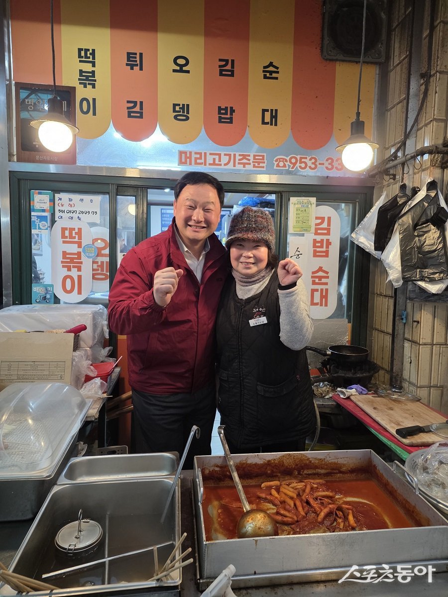 고 의원은 지난 14일 문산전통시장을 방문해 상인들과 간담회를 갖고 최근 매출 상황과 물가 부담, 소비 위축 등 지역 경제 현안을 점검했다. 사진제공｜고준호 의원