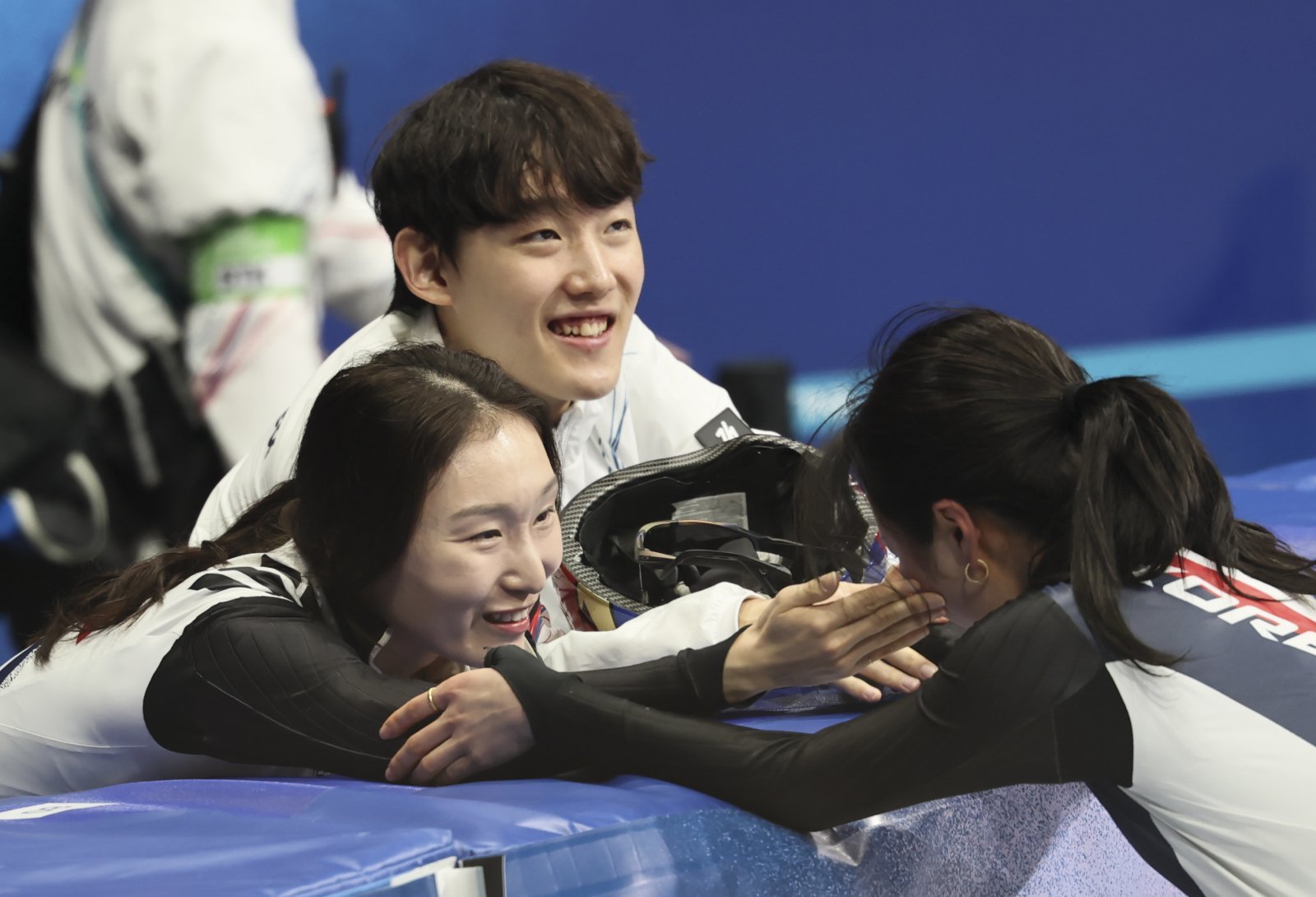 최민정(왼쪽)이 16일(한국시간) 밀라노 아이스스케이팅 아레나에서 열린 쇼트트랙 여자 1000m 결선에서 동메달을 따낸 김길리의 얼굴을 어루만지며 축하해주고 있다. 밀라노ㅣ뉴시스