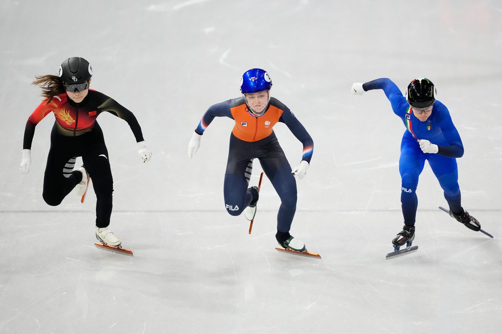 공리(중국·왼쪽)이 16일(한국시간) 밀라노 아이스스케이팅 아레나에서 열린 쇼트트랙 여자 1000m 결선에서 스타트를 하고 있다. 오른쪽이 폰타나. 밀라노ㅣ뉴시스