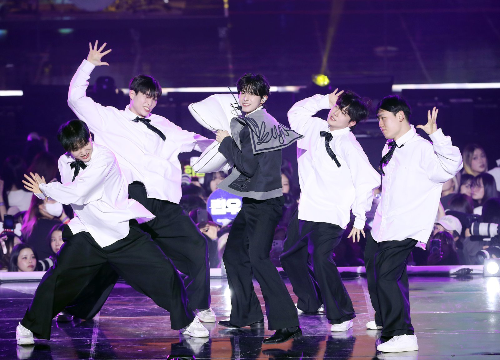 지난해엔 킥플립, 올해 디 어워즈는 최립우를 ‘픽’했다. 디 어워즈 오프닝을 장식하기도 한 최립우는 ‘베개 퍼포먼스’를 선보이며 글로벌 SNS에서 폭발적 반향을 일크이고 있다.