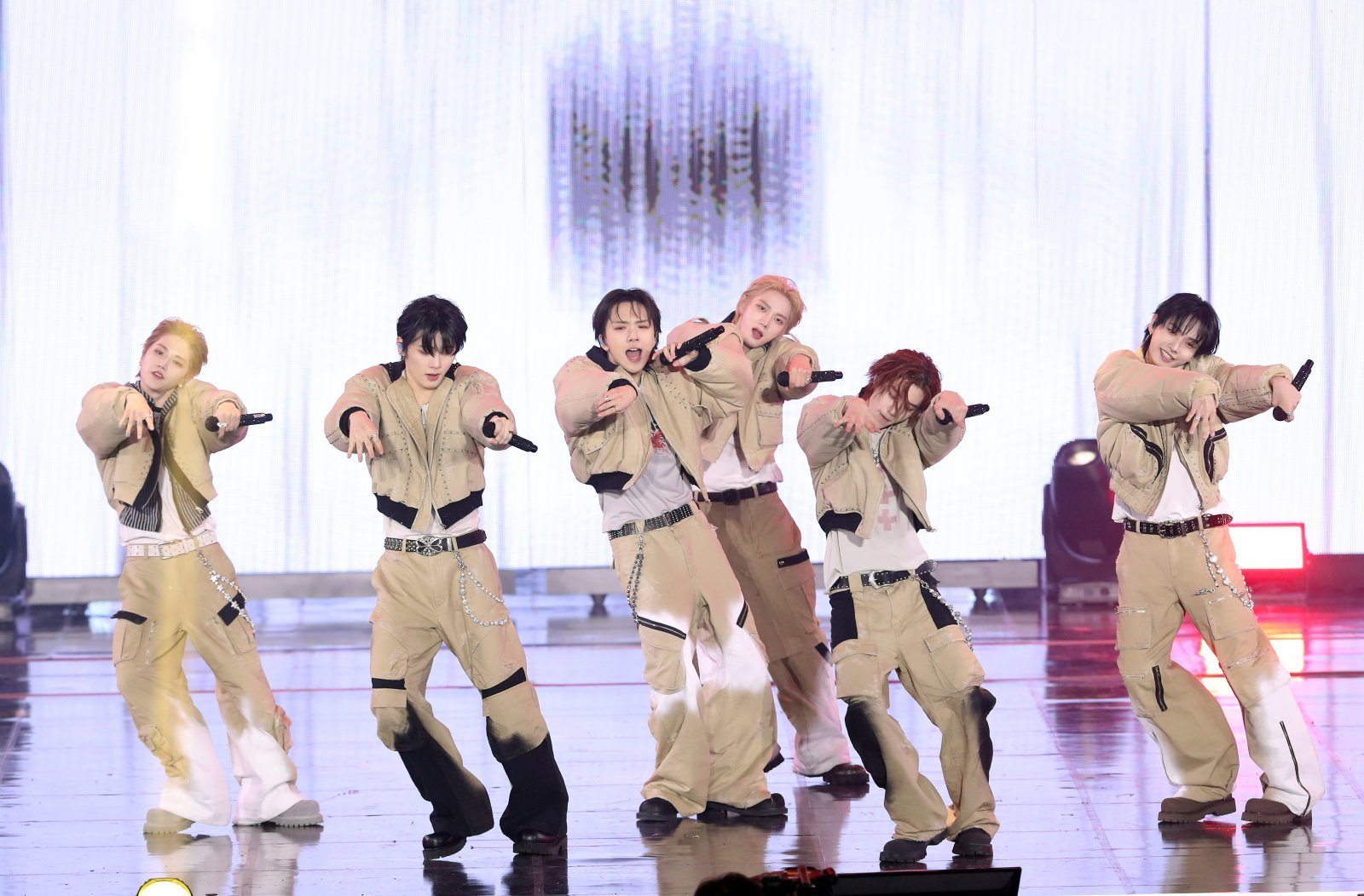 ‘여기가 시상식 무대인가요? 콘서트 무대인가요?’ 디 어워즈 ‘올해의 노래’를 거머쥔 보이넥스트도어의 특별 무대