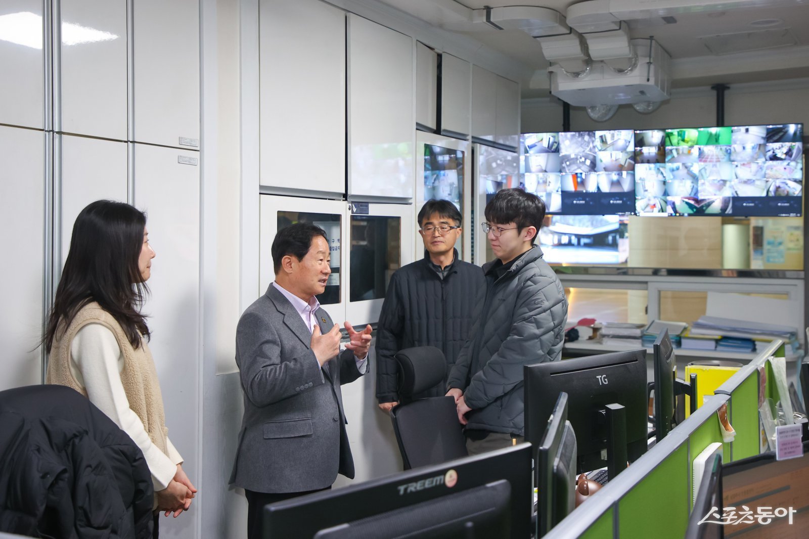 주광덕 시장(윈쪽 두번째)이 17일 시청 설 명절 연휴 당직실을 살펴보고 있다. 사진제공ㅣ남양주시 