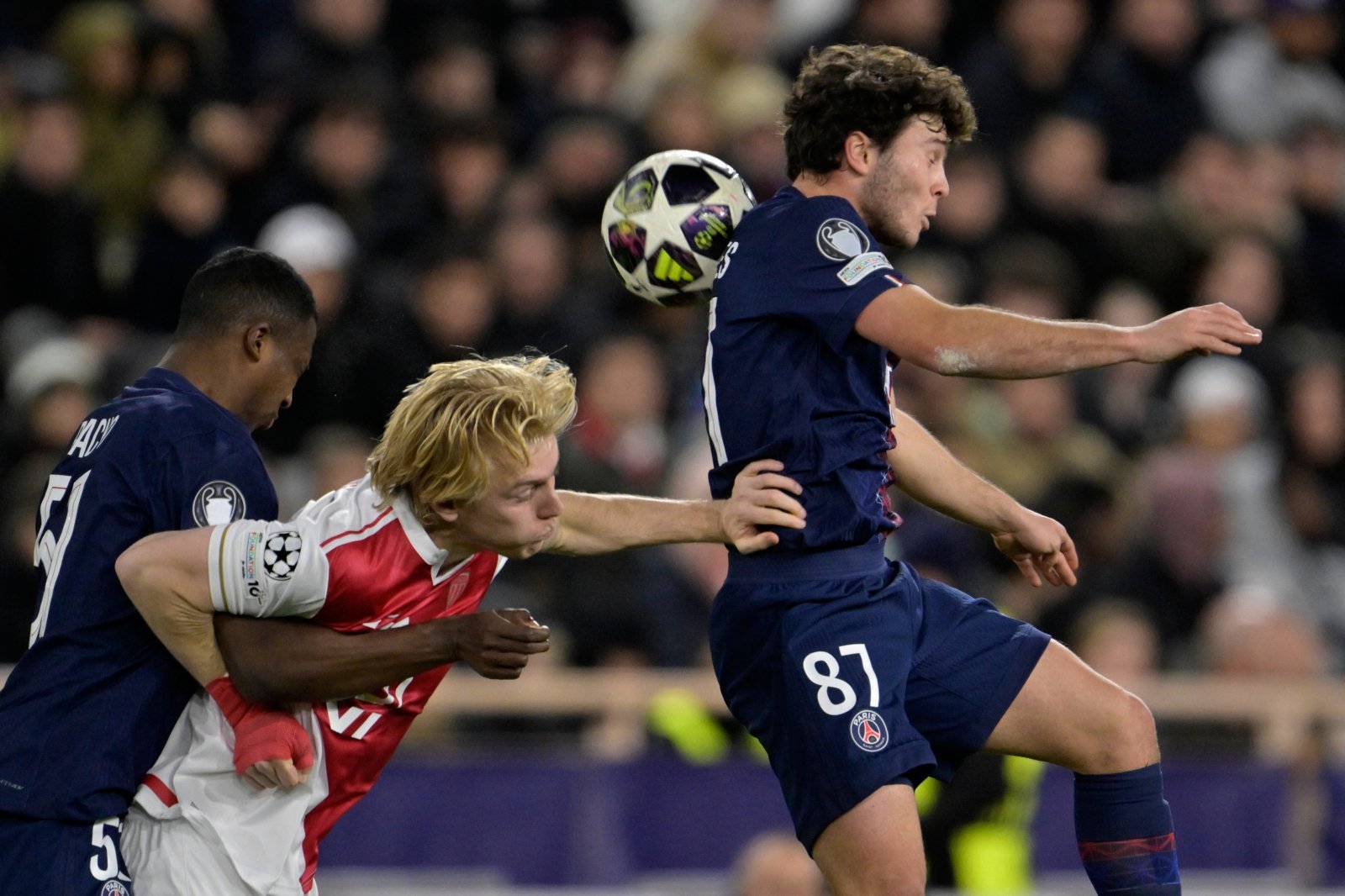 PSG 주앙 네베스(87번)가 18일(한국시간) 스타드 루이 2세 경기장에서 열린 모나코와 UCL 16강 PO 1차전 원정경기서 상대 수비수와 공중볼을 다투고 있다. 모나코｜AP뉴시스