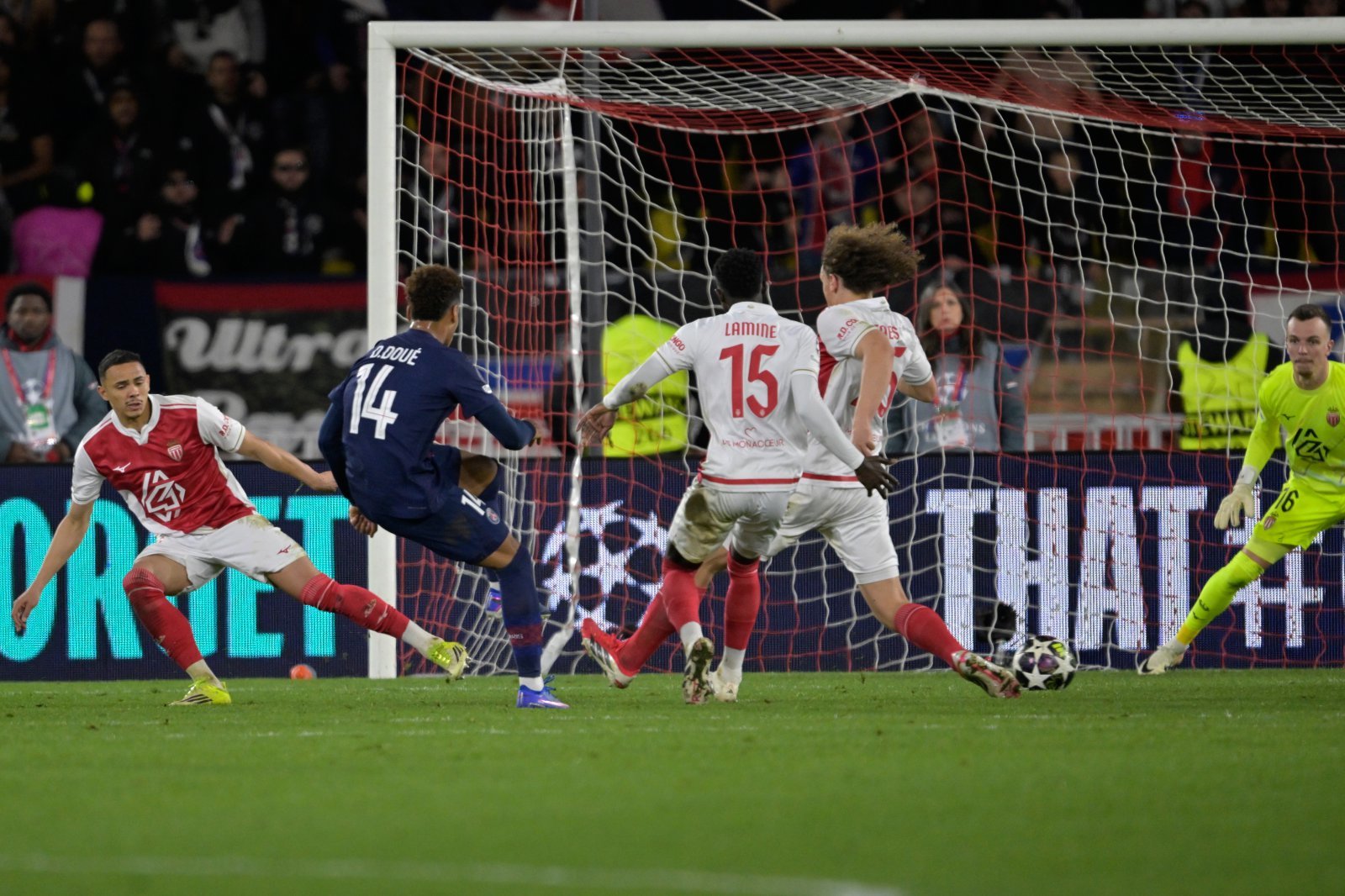 PSPG 데지레 두에(14번)가 18일(한국시간) 스타드 루이 2세 경기장에서 열린 모나코와 UCL 16강 PO 1차전 원정경기서 역전골을 터트리고 있다. 모나코｜AP뉴시스