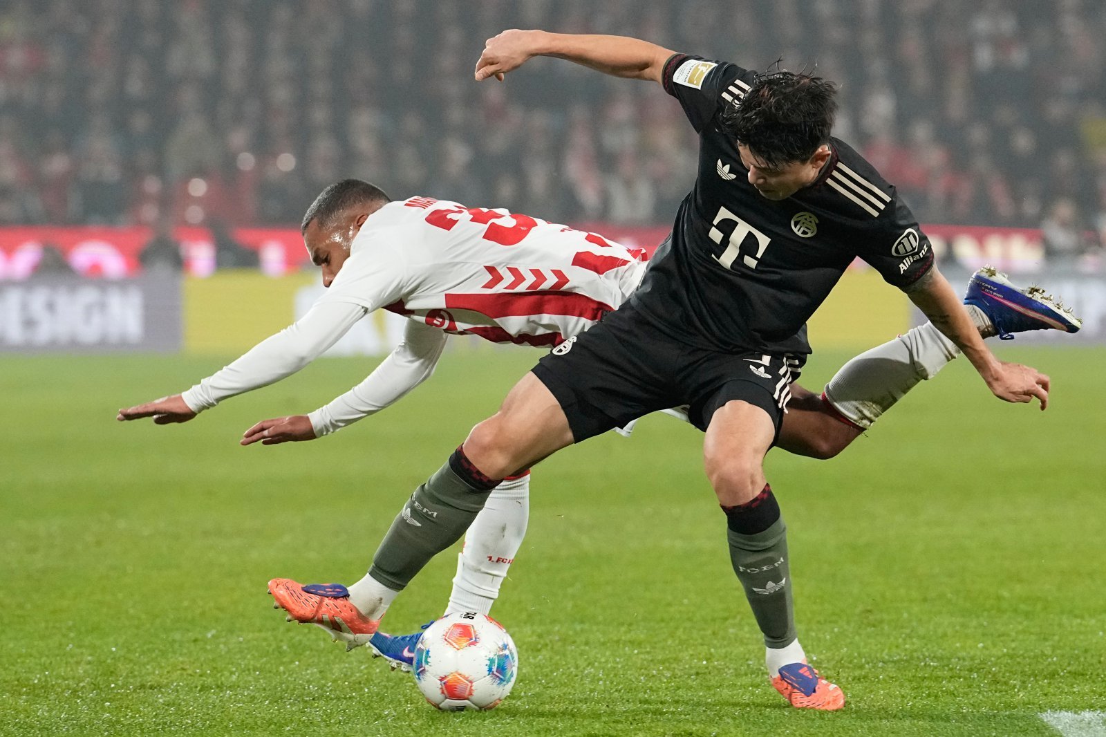 영국 공영방송 BBC는 17일(한국시간) 이적시장 가십란을 통해 “EPL 토트넘과 첼시는 바이에른 뮌헨(독일)의 한국인 센터백 김민재 영입에 관심을 갖고 있다”고 보도했다. 쾰른|AP뉴시스