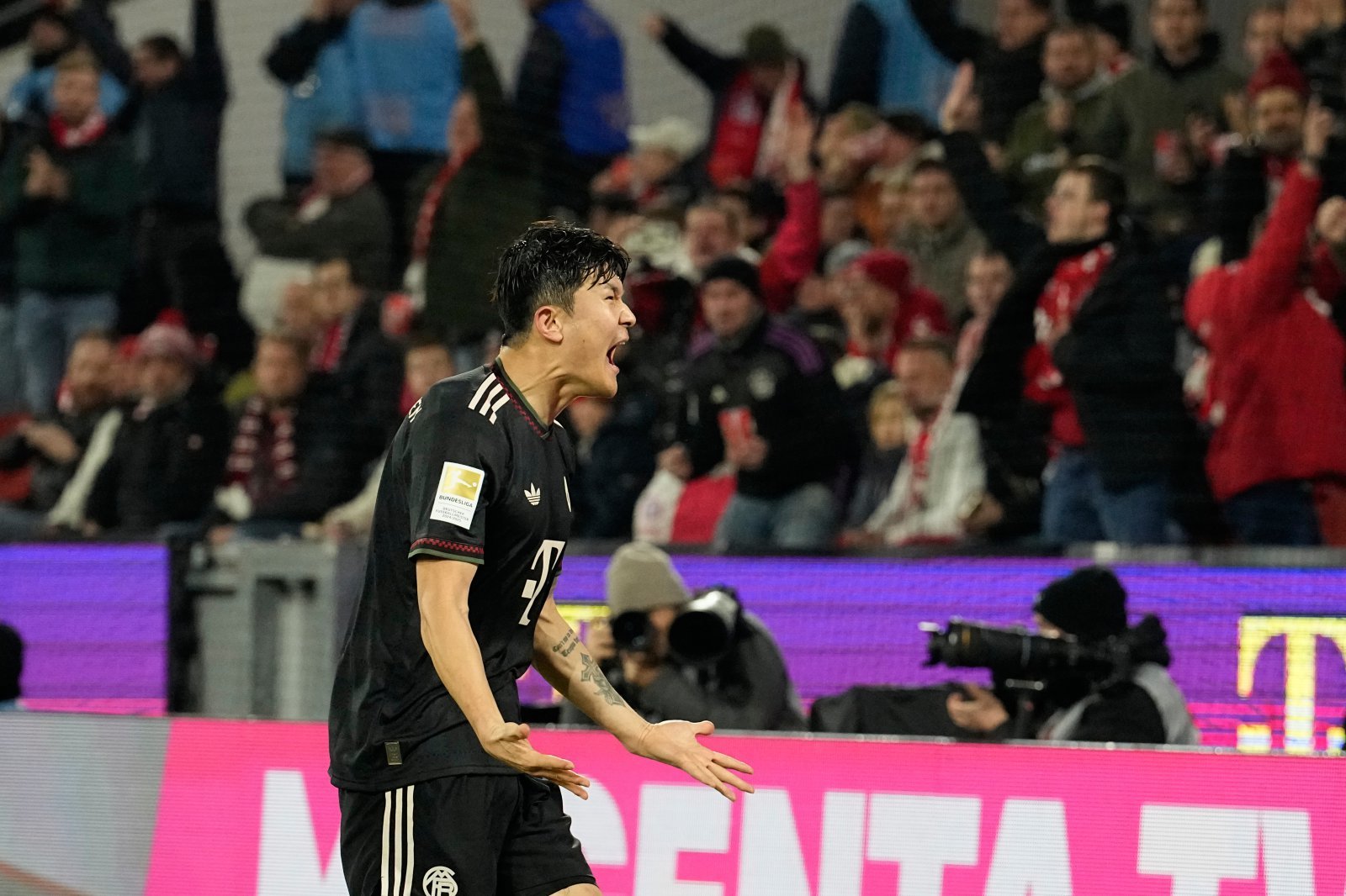 영국 공영방송 BBC는 17일(한국시간) 이적시장 가십란을 통해 “EPL 토트넘과 첼시는 바이에른 뮌헨(독일)의 한국인 센터백 김민재 영입에 관심을 갖고 있다”고 보도했다. 쾰른|AP뉴시스