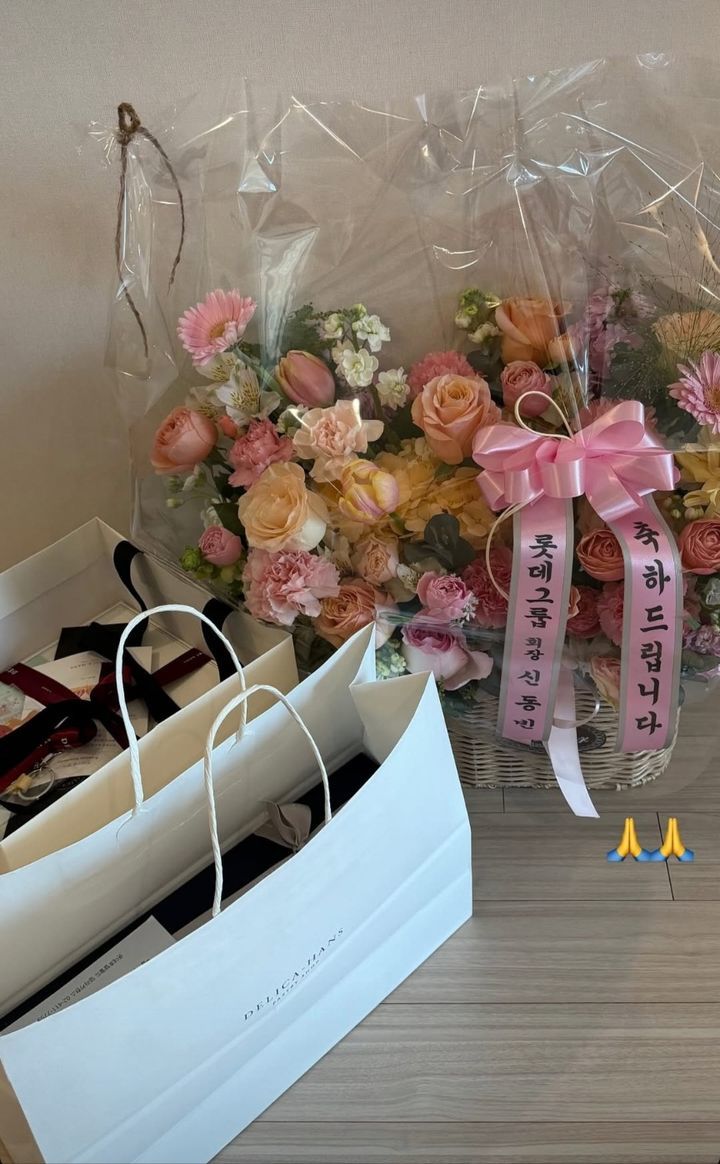 최가온 SNS에 게시된 신동빈 롯데 회장이 보낸 축하 케이크와 꽃다발. 사진출처｜최가온 SNS