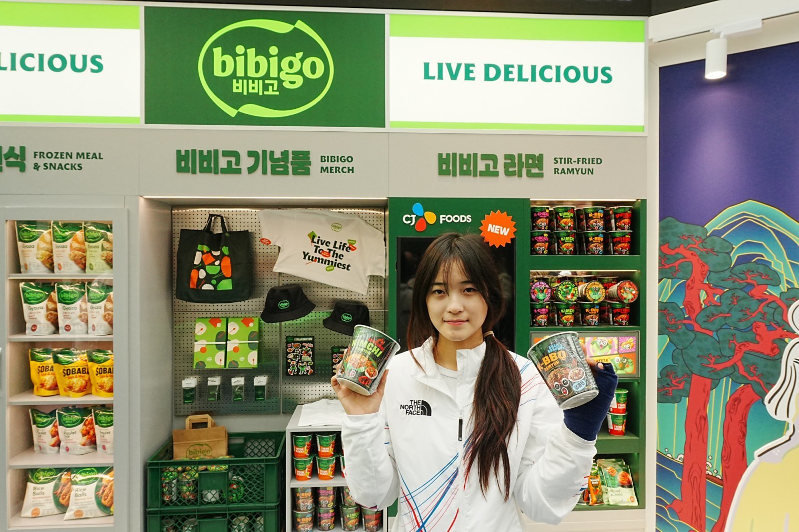 이탈리아 밀라노 코리아하우스 홍보관 내 CJ부스에서 기념 촬영을 하고 있는 최가온. 사진제공｜CJ