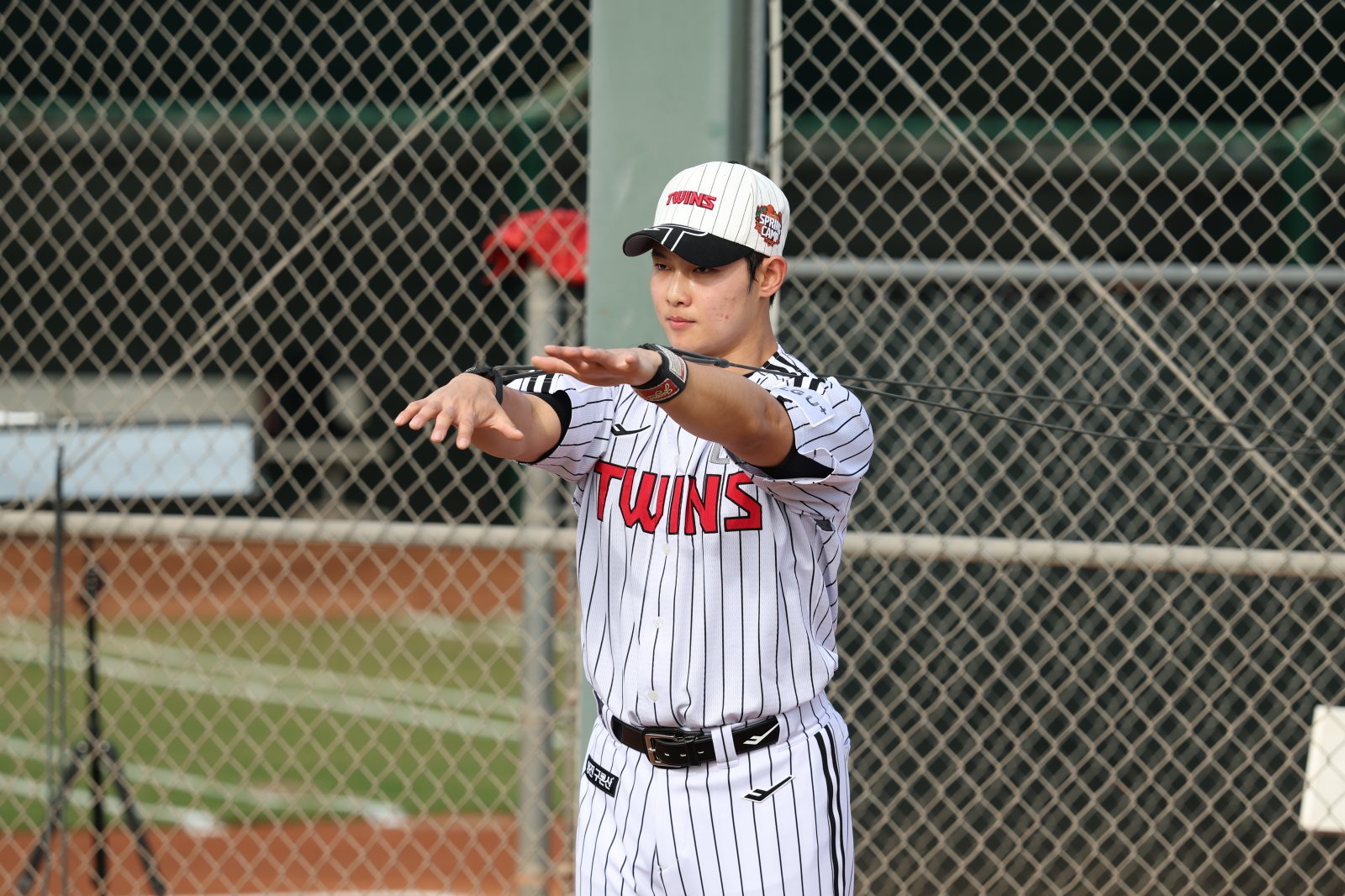 LG 김영우가 미국 애리조나주 스코츠데일서 열리고 있는 팀 스프링캠프서 불펜 피칭에 앞서 몸을 풀고 있는 모습. 사진제공｜LG 트윈스