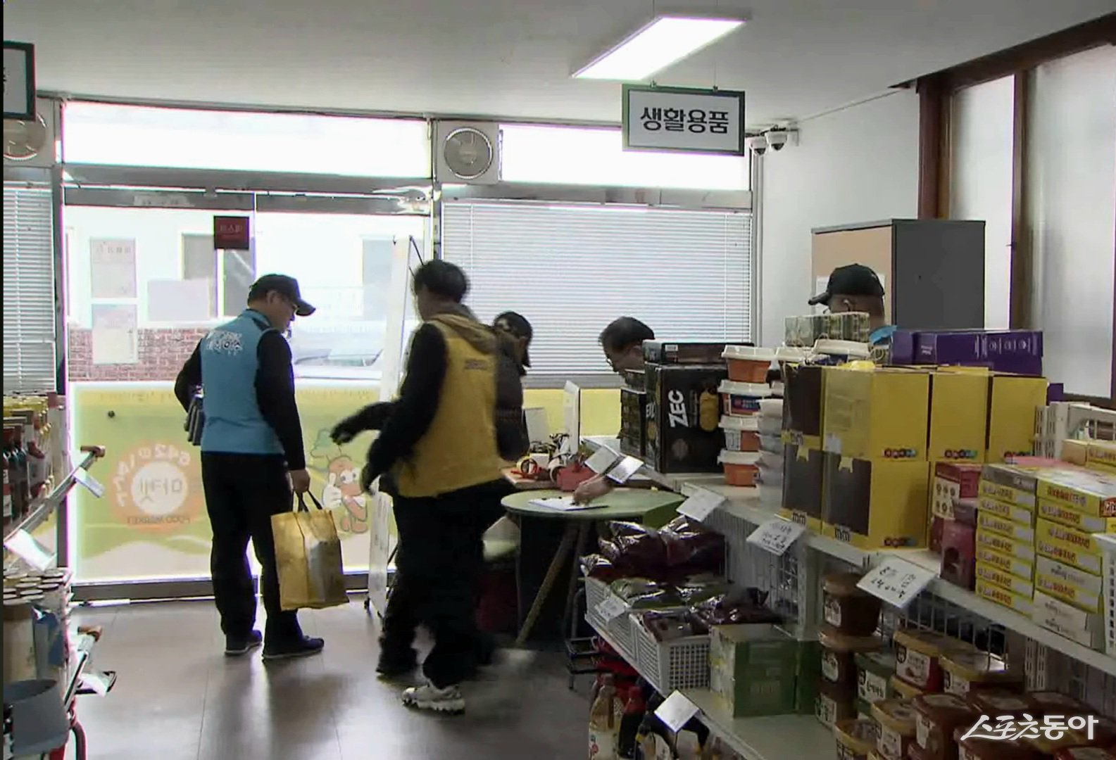 여수시 쌍봉종합사회복지관에서 도움이 필요한 이웃에게 생필품을 나누는 ‘그냥드림’ 사업을 진행 하고 있다. 사진제공｜여수시