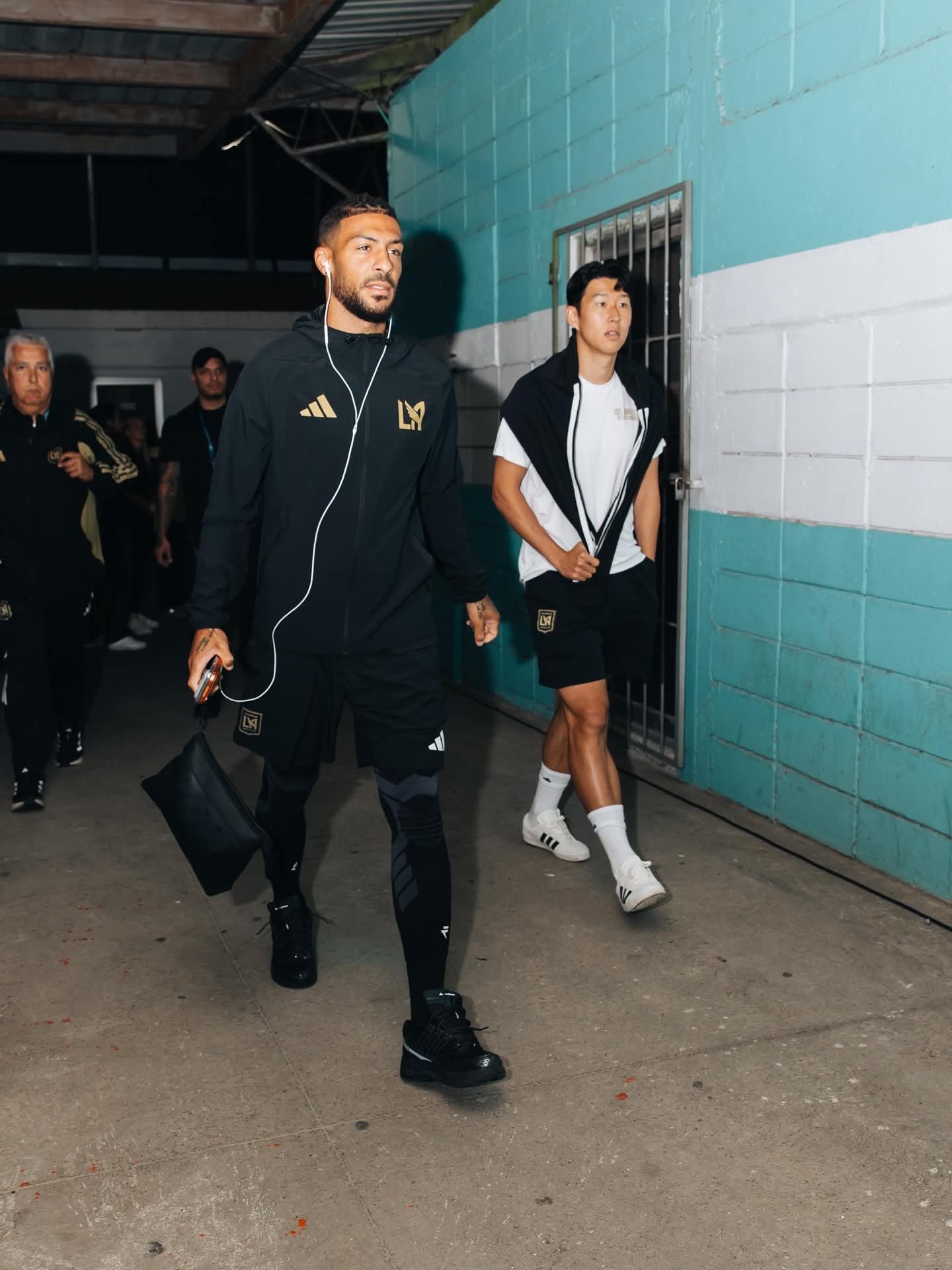 LAFC 손흥민(오른쪽)과 드니 부앙가가 레알 에스파냐와 챔피언스컵 1라운드 원정경기에 출전하기 위해 산페드로술라 프란시스코 모라산 스타디움으로 입장하고 있다. 사진출처｜LAFC 페이스북