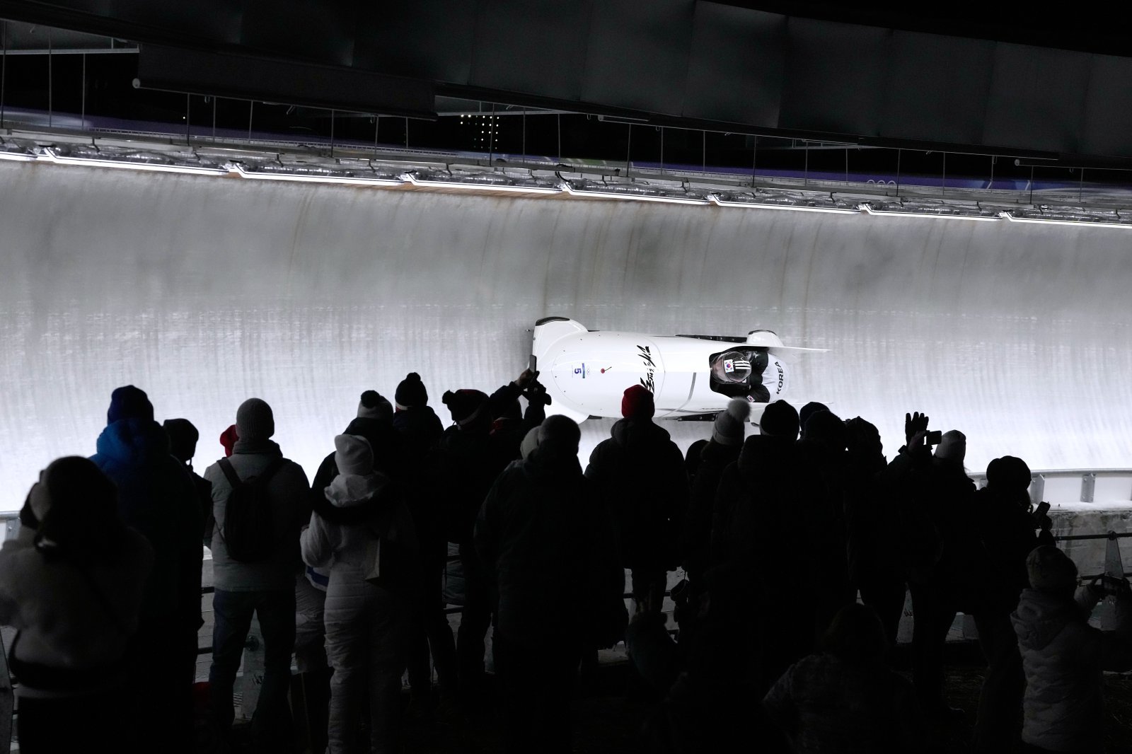 김진수-김형근이 18일(한국시간) 이탈리아 코르티나담페초 코르티나 슬라이딩 센터에서 열린 2026·코르티나담페초동계올림픽계올림픽 봅슬레이 남자 2인승 레이스를 펼치고 있다. 김진수 팀은 1~4차 시기 합계 3분43초60으로 13위를 기록했다. 코르티나담페초|AP뉴시스