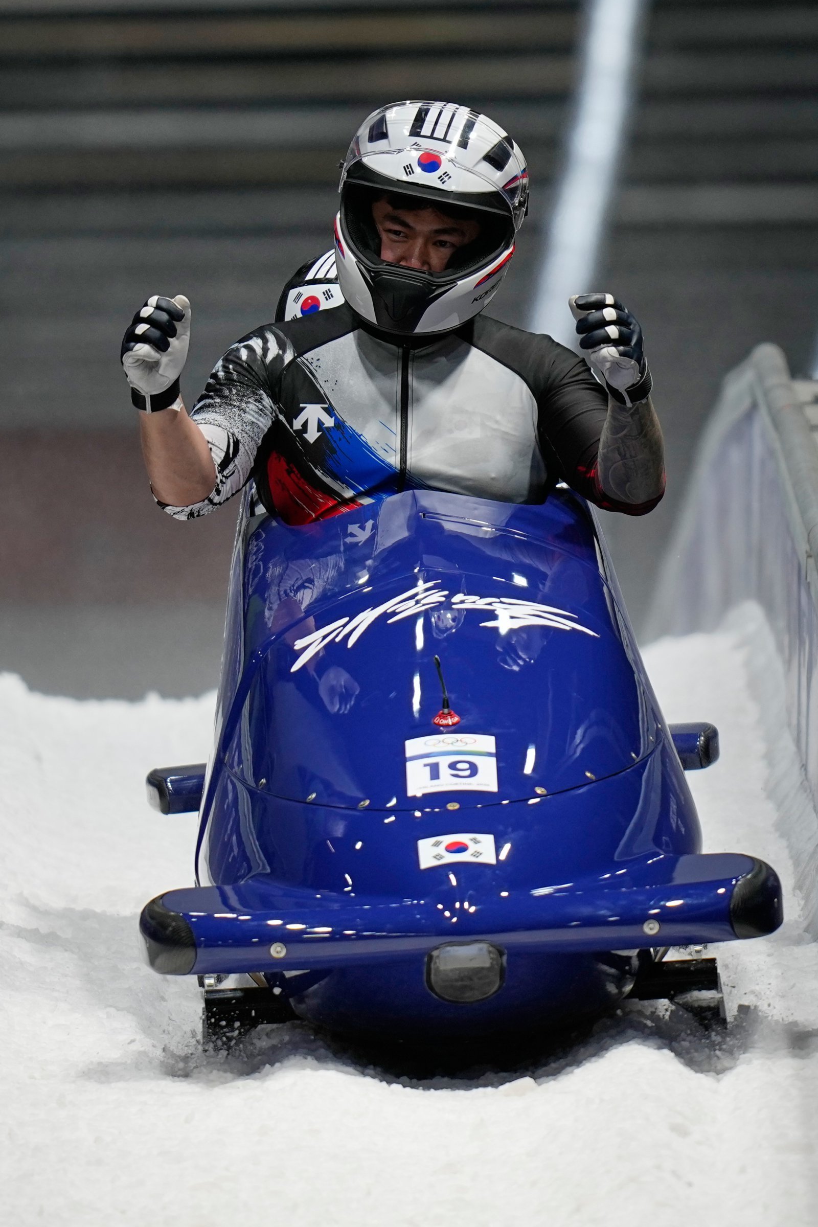 석영진-채병도가 18일(한국시간) 이탈리아 코르티나담페초 코르티나 슬라이딩 센터에서 열린 2026 밀라노·코르티나담페초동계올림픽 봅슬레이 남자 2인승 경기에서 결승선을 통과하고 있다. 석영진 팀은 1~4차 시기 합계 3분44초61로 19위를 기록했다. 코르티나담페초|AP뉴시스