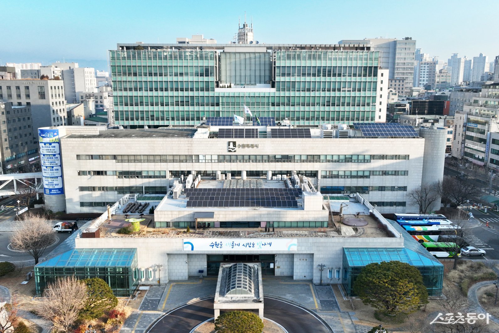 수원특례시(시장 이재준)가 12월까지 환경오염 물질 배출시설 412개소와 무허가 사업장을 대상으로 지도·점검을 실시해 환경오염을 유발하는 불법행위 근절에 나선다(수원시청 전경). 사진제공|수원시