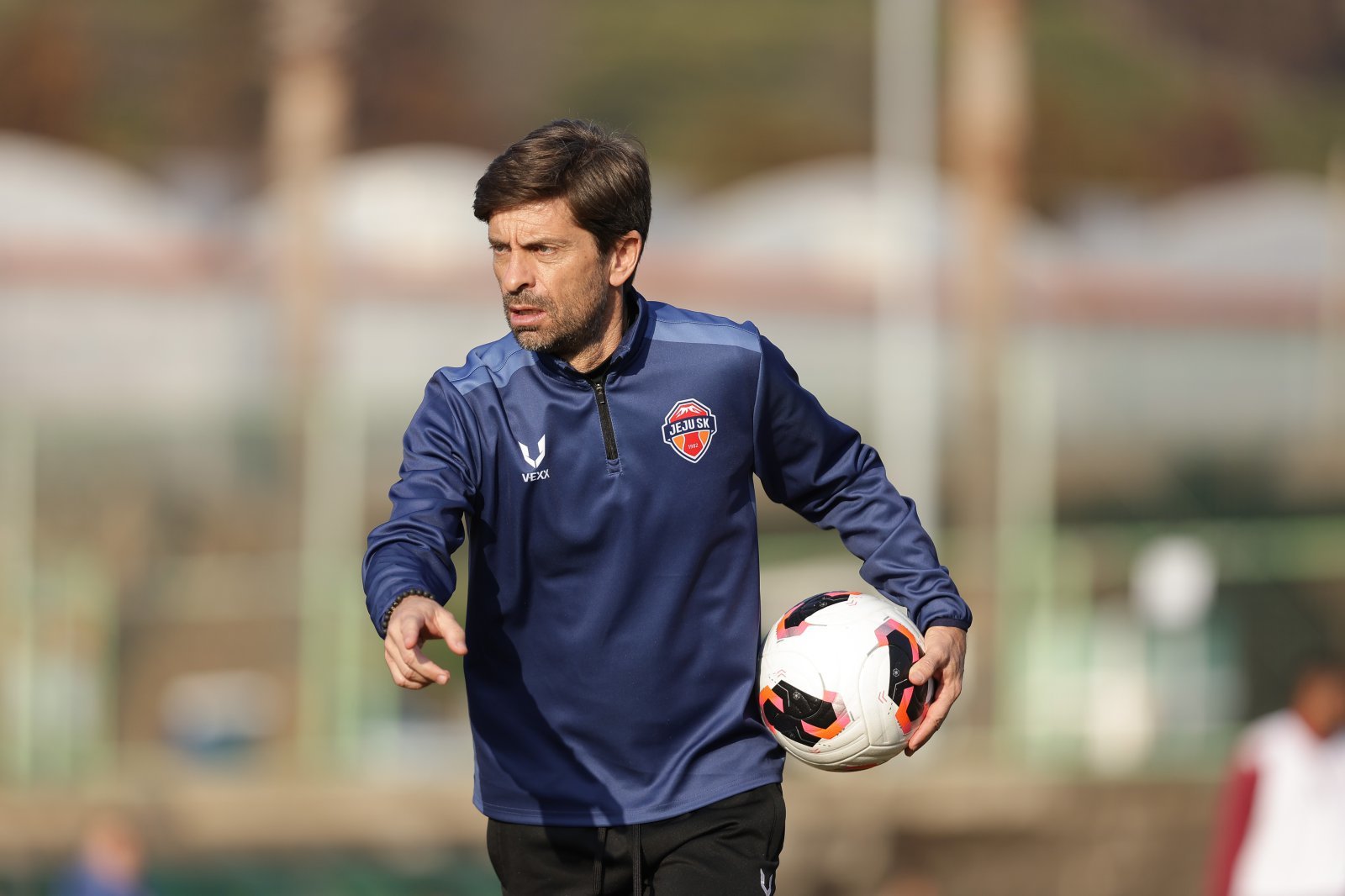 코스타 제주 감독은 선수들에게 세계축구의 트렌드인 빌드업을 강조하나 상황에 따라선 리스크를 관리하고자 트렌드를 거스르기도 한다. 사진제공│한국프로축구연맹