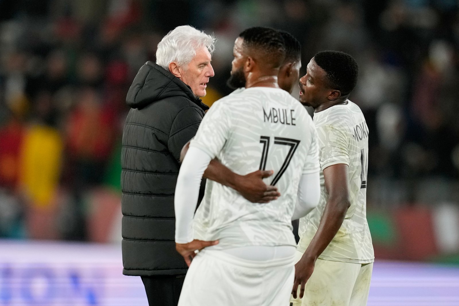 남아공 위고 남아공 대표팀 감독(왼쪽)이 지난달 5일(한국시간) 카메룬과 2025아프리카네이션스컵 16강서 1-2로 패한 뒤 선수들을 다독이고 있다. 라바트|AP뉴시스