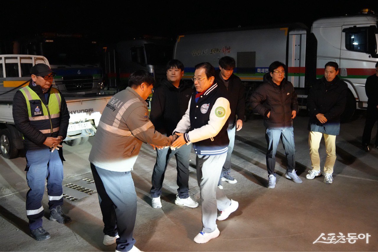 지난 16일 새벽 생활폐기물 적환장을 찾은 이현재 하남시장이 직원들을 격려하고 있다. 사진제공|하남시