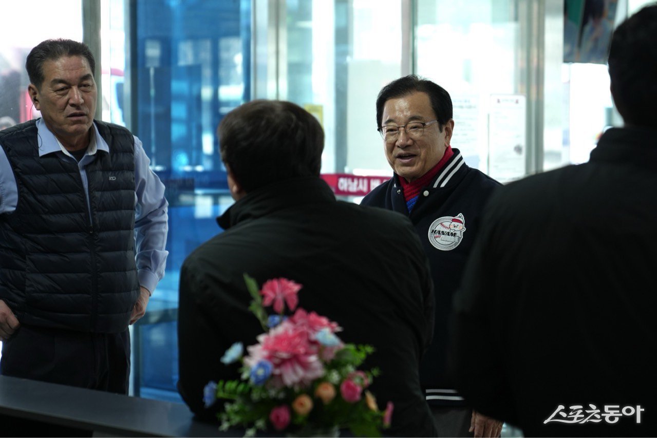 지난 16일 창우동 BRT 환승센터에서 이현재 하남시장이 운수 종사자들에게 안전 운행을 당부하며 격려의 인사를 전하고 있다. 사진제공|하남시