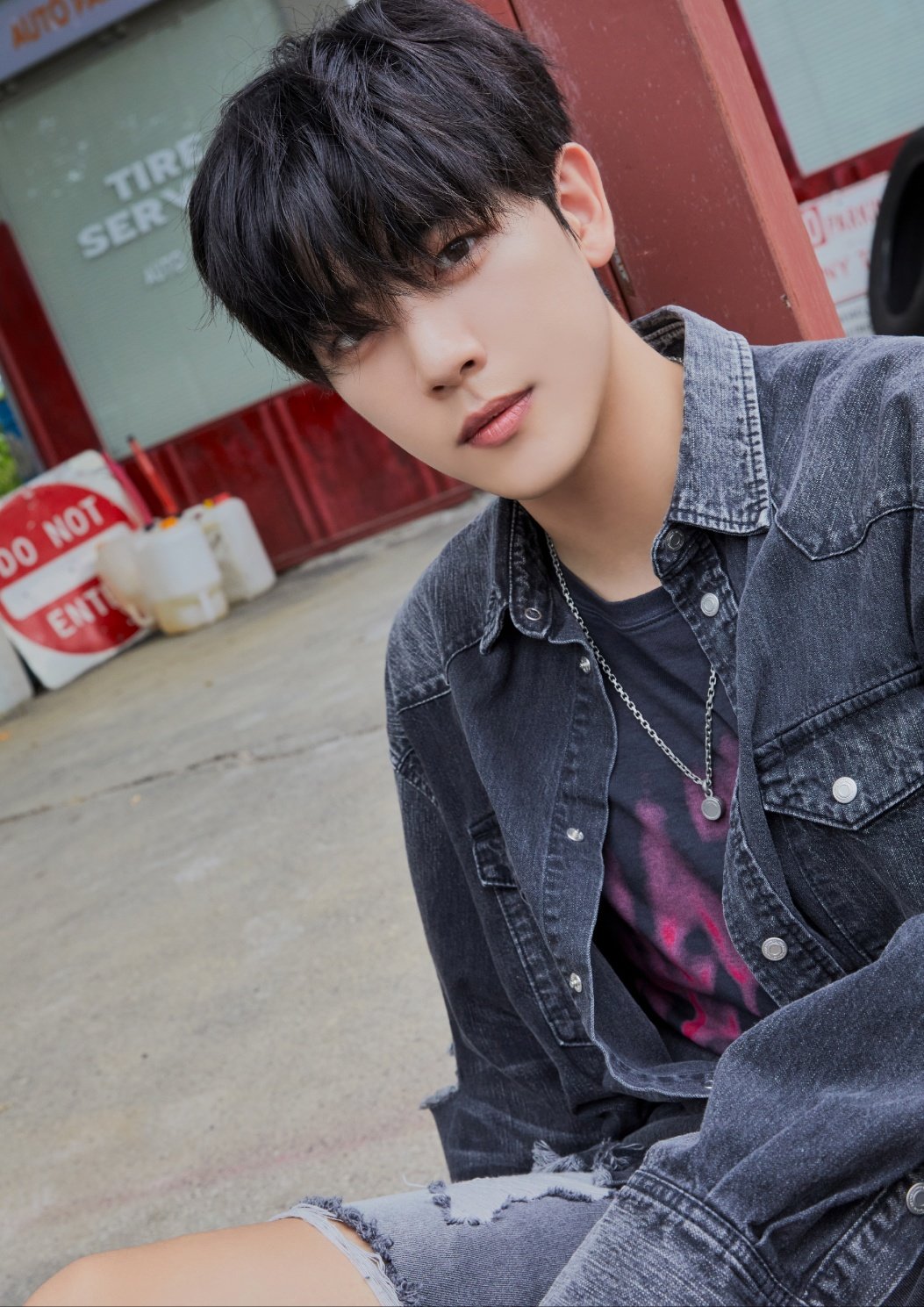 그룹 골든차일드 출신의 김지범 파티셰(사진)가 제2회 디 어워즈에 출연하는 동료, 후배 아티스트를 응원하려 600여개에 달하는 ‘두쫀쿠’를 몰래 지원해 화제가 될 전망이다. ‘두쫀쿠’는 ‘두바이 쫀득 쿠키’의 줄임말로, 대유행에 힘입어 한때 ‘품귀 현상’을 일으키기도 했다.