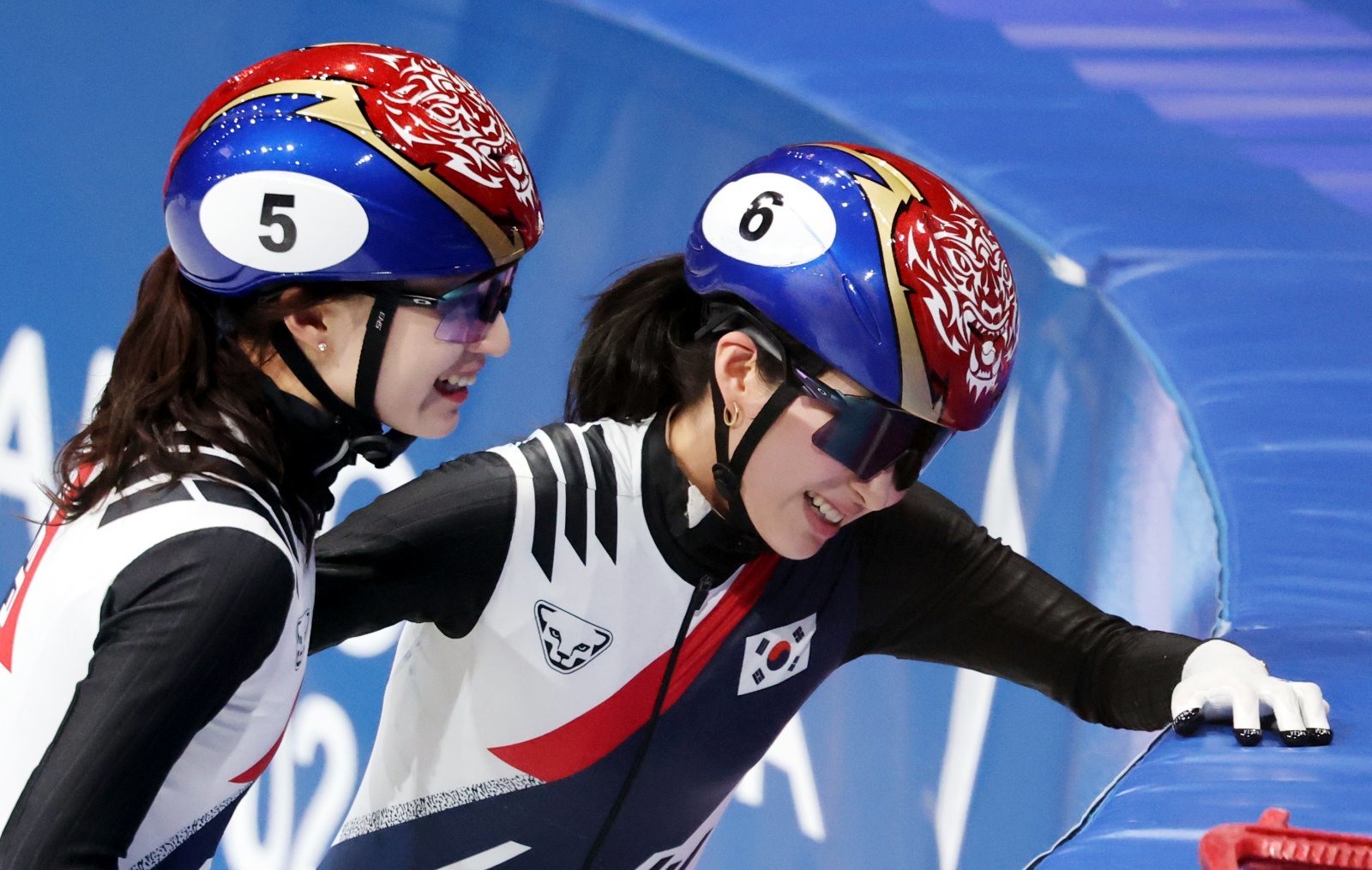 쇼트트랙 대표팀 최민정(왼쪽)과 김길리가 15일(한국시간) 이탈리아 밀라노 아이스스케이팅아레나서 열린 2026밀라노·코르티나담페초동계올림픽 쇼트트랙 여자 3000m 계주 준결승에서 조 1위로 결승에 진출한 뒤 함께 환하게 웃고 있다. 21일 여자 1500m에 나서는 둘은 개인전 금메달 명맥 잇기에 나선다. 뉴시스