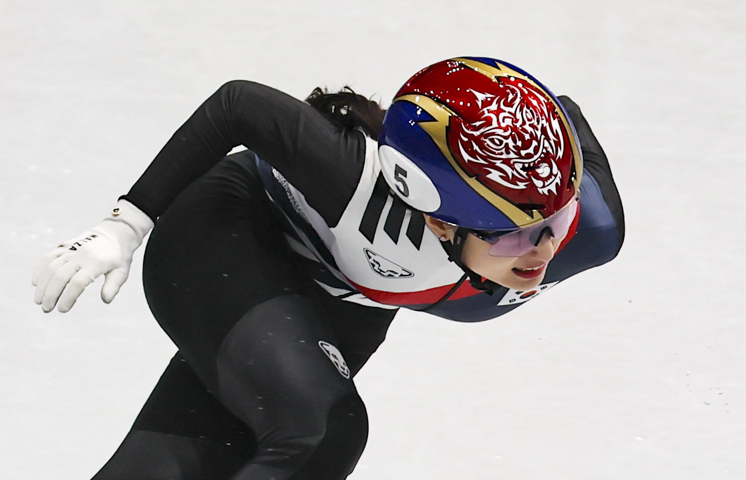 쇼트트랙 대표팀 최민정이 16일(한국시간) 이탈리아 밀라노 아이스스케이팅아레나서 열린 2026밀라노·코르티나담페초동계올림픽 쇼트트랙 여자 1000m 준결승에서 역주를 펼치고 있는 모습. 뉴시스