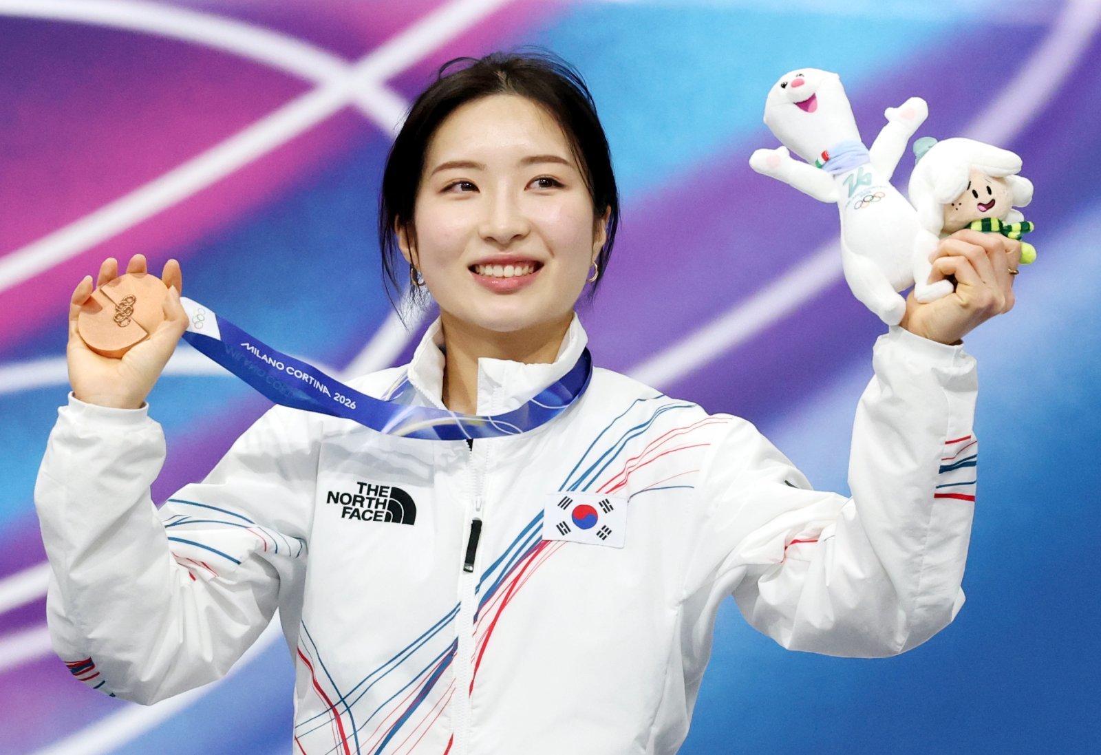 쇼트트랙 대표팀 김길리가 16일(한국시간) 이탈리아 밀라노 아이스스케이팅아레나서 열린 2026밀라노·코르티나담페초동계올림픽 쇼트트랙 여자 1000m 결승에서 동메달을 획득한 뒤 환하게 웃고 있다. 뉴시스