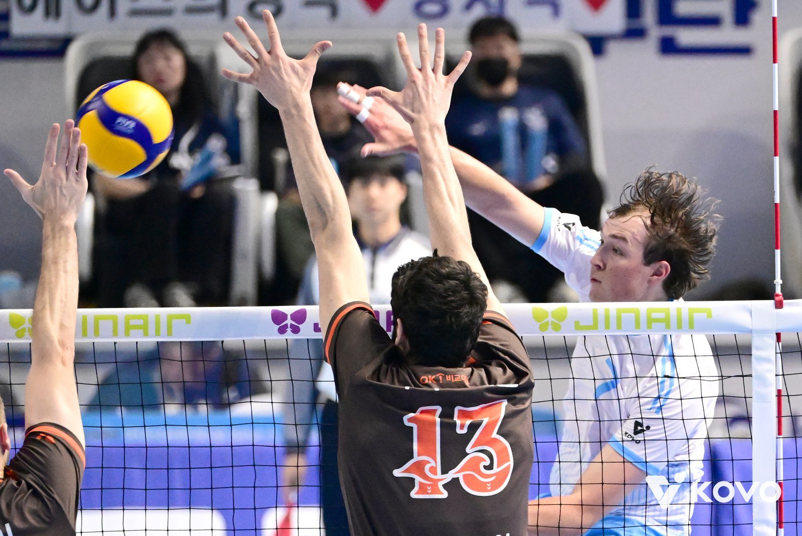 대한항공 이든(뒤)이 18일 인천 계양체육관서 열린 OK저축은행과 홈경기서 스파이크를 날리고 있다. 사진제공│KOVO