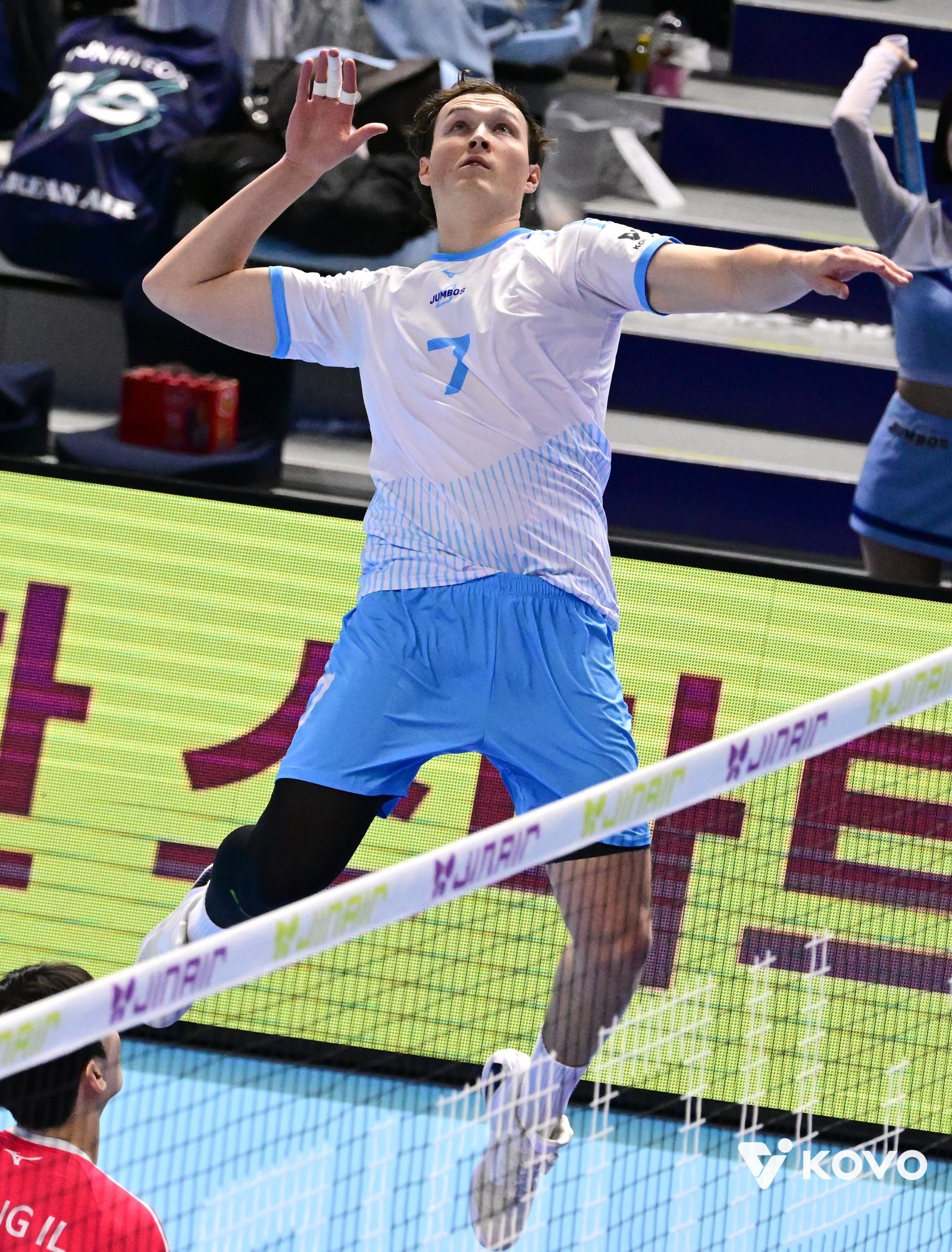 대한항공 이든이 18일 인천 계양체육관서 열린 OK저축은행과 홈경기서 연타 공격을 날리고 있다. 사진제공│KOVO