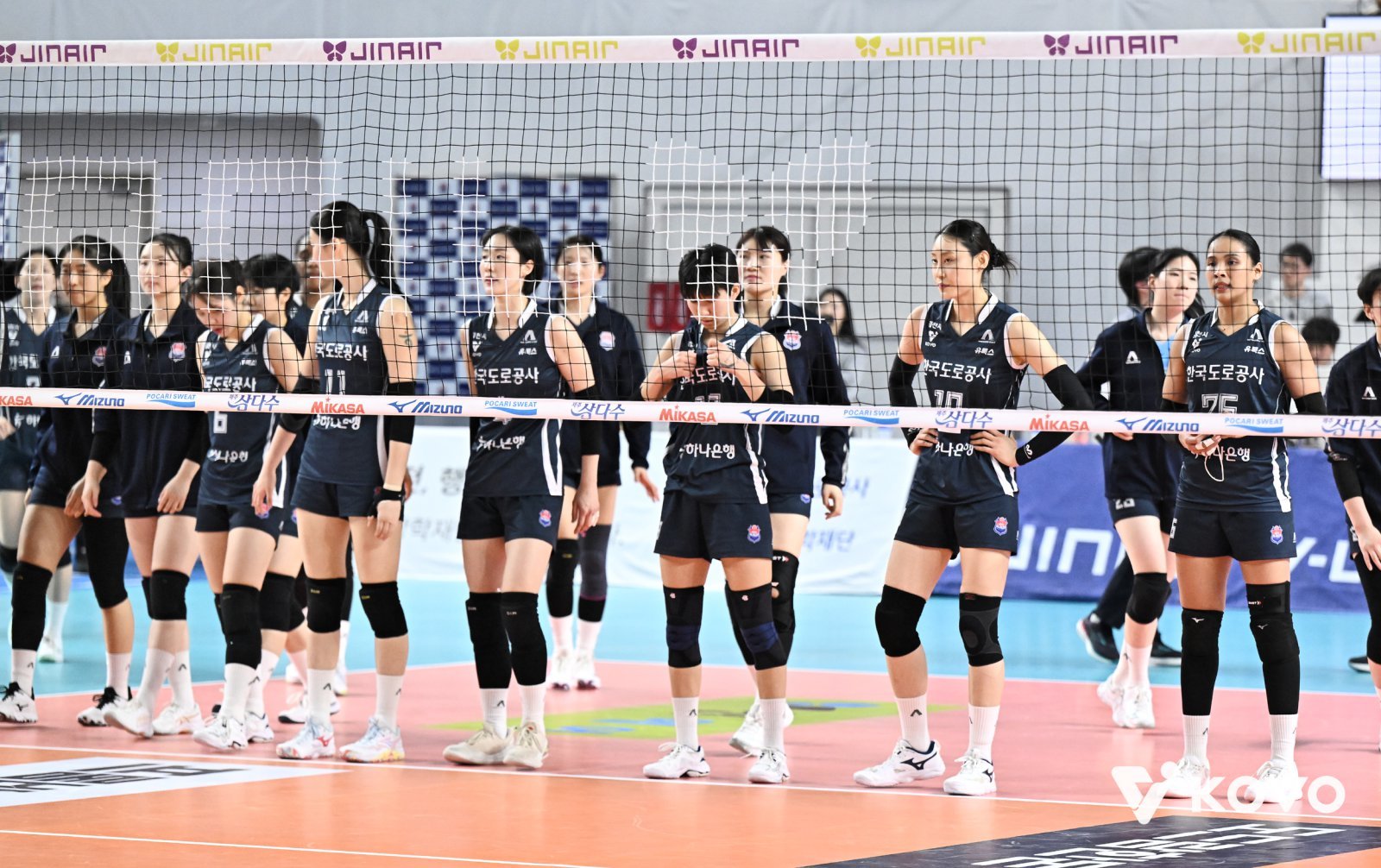 한국도로공사 선수들이 17일 흥국생명과 홈경기서 2-3으로 패한 뒤 아쉬워하고 있다. 사진제공|KOVO