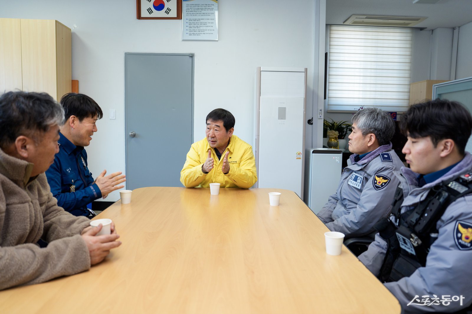 이재영 증평군수가 설 명절 연휴에도 군민 안전을 위해 현장을 지키는 관계기관을 찾아 격려에 나섰다(증평지구대 방문 모습). 사진제공|증평군