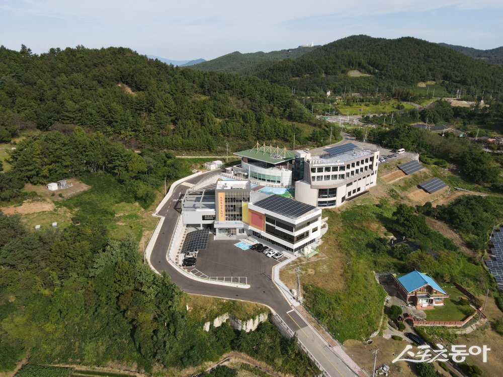 고흥군 도양복합문화센터가 개장 이후 군민들의 뜨거운 호응을 얻으며 지역 활력 거점으로 자리 잡았다. 사진제공│고흥군