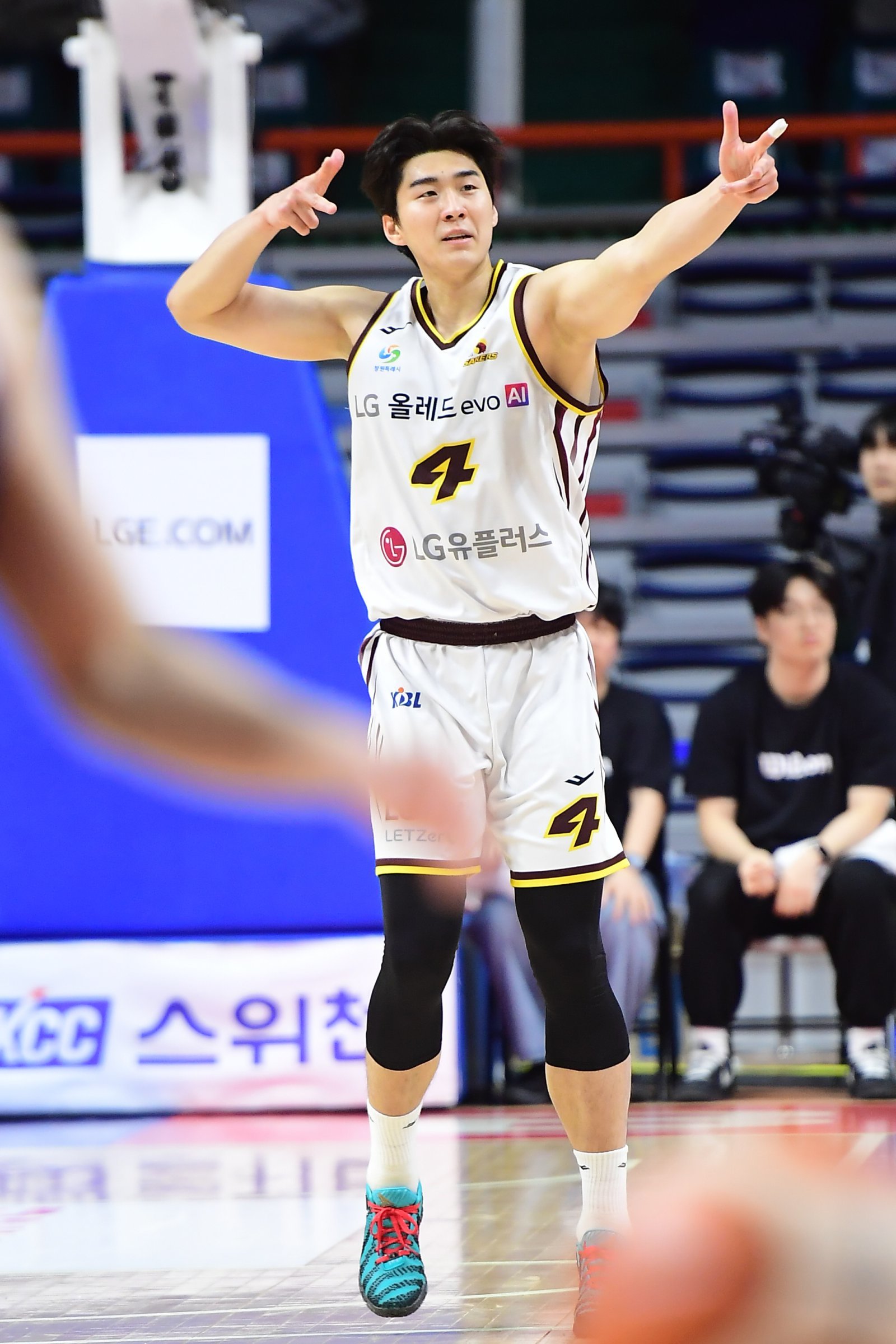 LG 양홍석이 18일 부산사직체육관에서 열린 KCC와 원정경기서 3점슛을 넣은 뒤 세리머니를 하고 있다. 사진제공|KBL