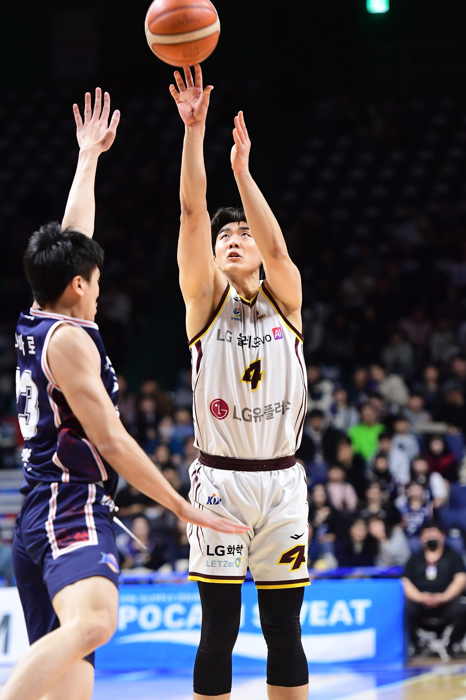 LG 양홍석(오른쪽)이 18일 부산사직체육관에서 열린 KCC와 원정경기서 윌리엄 나바로의 수비를 피해 슛을 던지고 있다. 사진제공|KBL