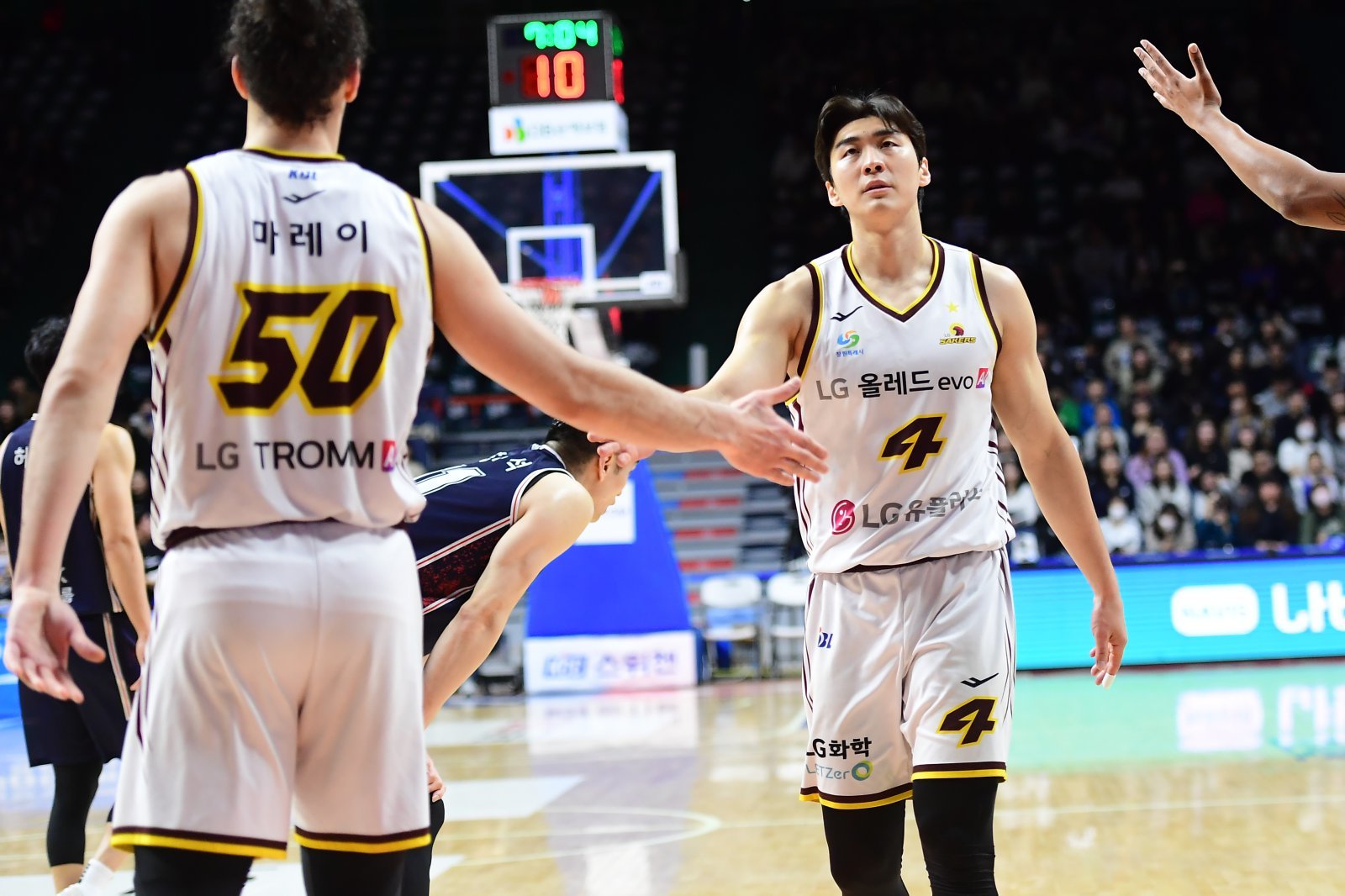 LG 양홍석(오른쪽)이 18일 부산사직체육관에서 열린 KCC와 원정경기서 아셈 마레이와 하이파이브를 하고 있다. 사진제공|KBL
