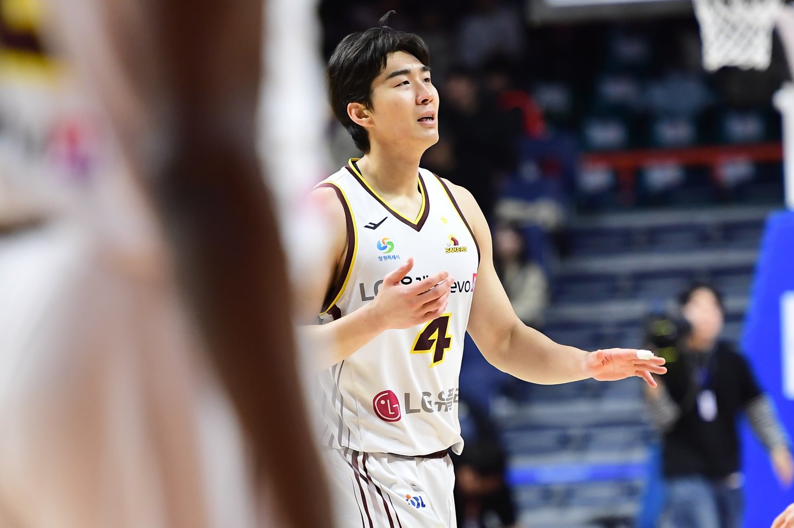 LG 양홍석이 18일 부산사직체육관에서 열린 KCC와 원정경기서 벤치의 지시를 듣고 있다. 사진제공|KBL