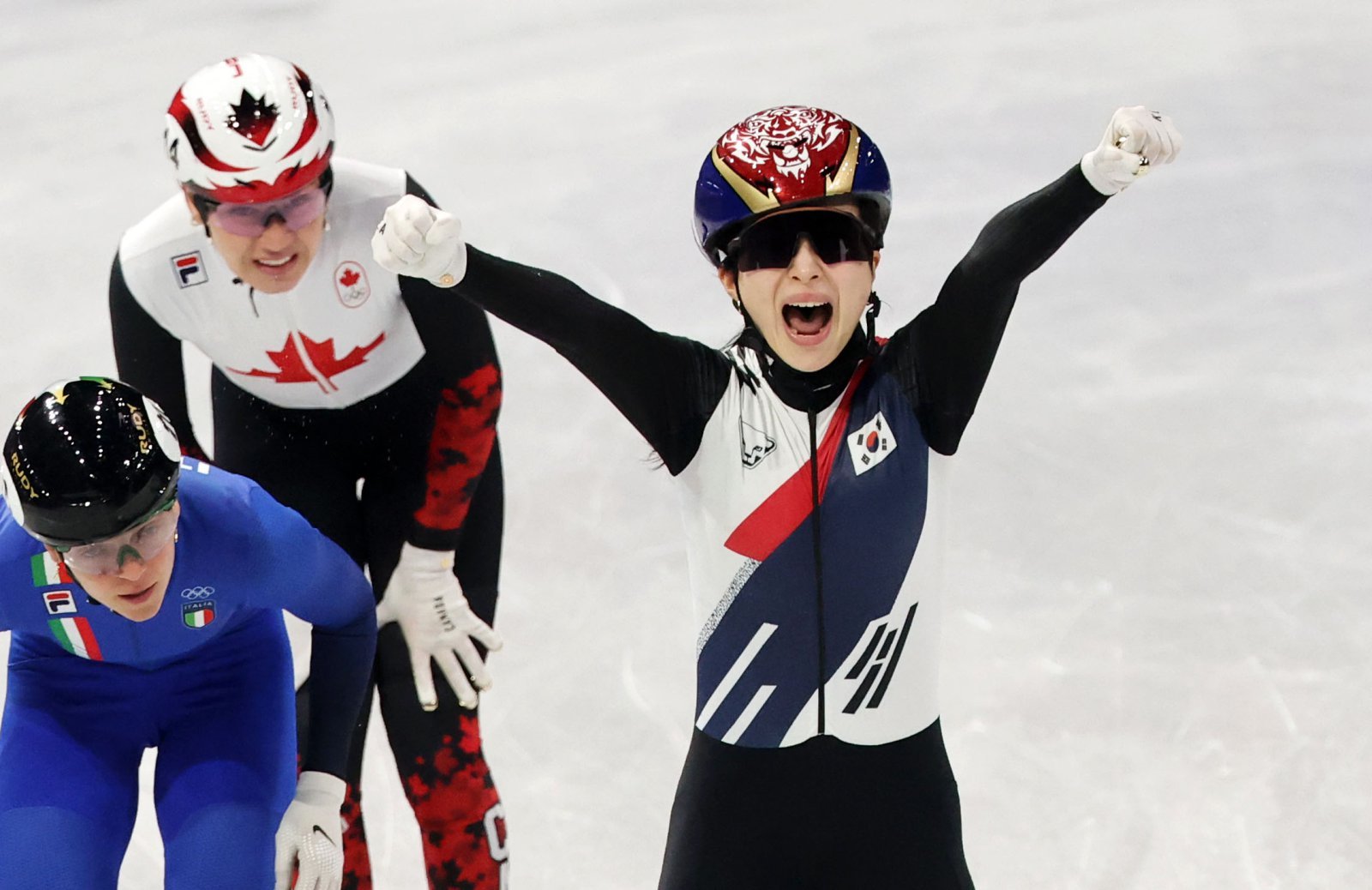 김길리(오른쪽)가 19일(한국시간) 밀라노 아이스스케이팅 아레나에서 열린 여자 3000m 계주 결선에서 1위로 결승선을 통과한 뒤 환호하고 있다. 밀라노ㅣ뉴시스
